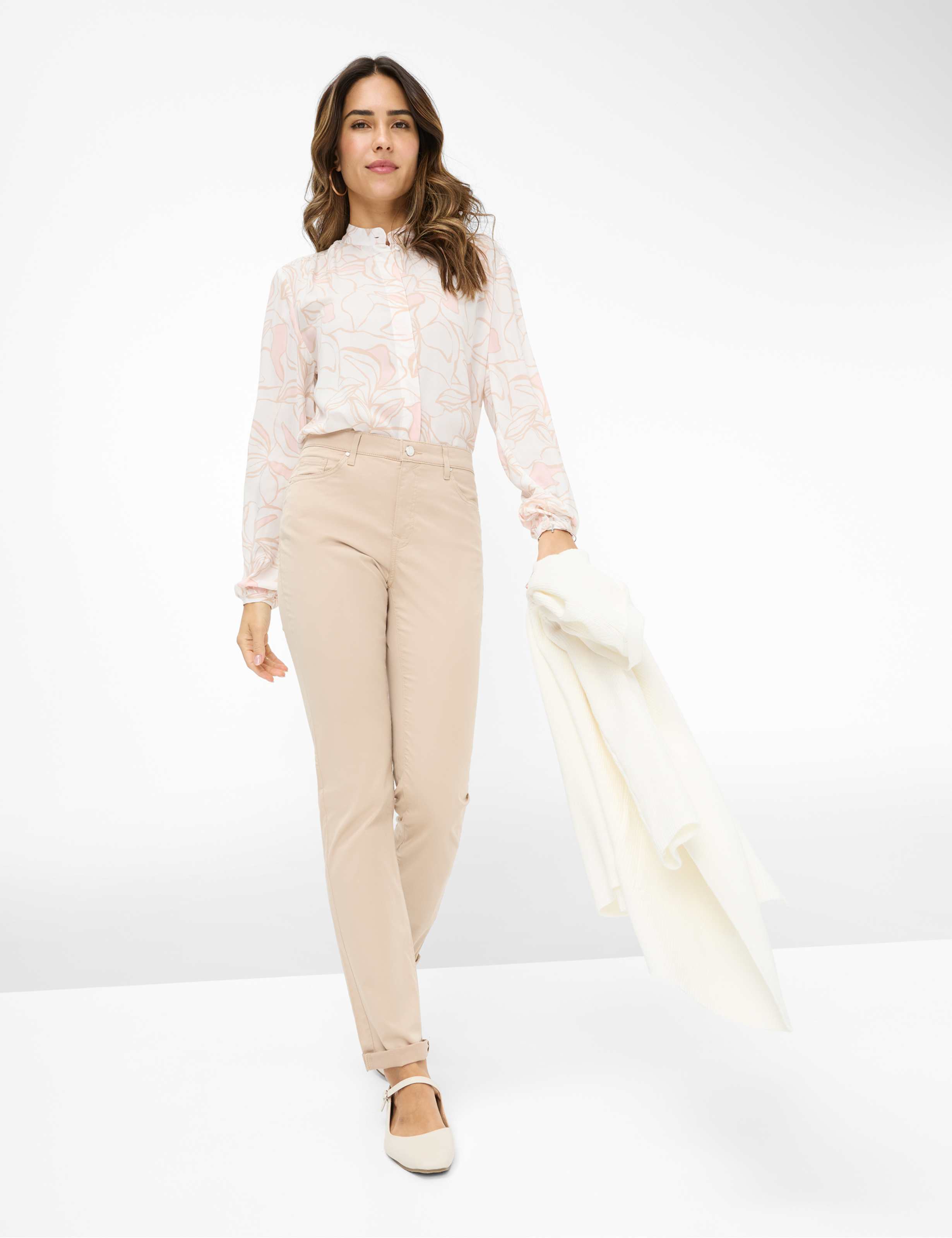 Dames Style MARY Beige Regular Fit Model outfit