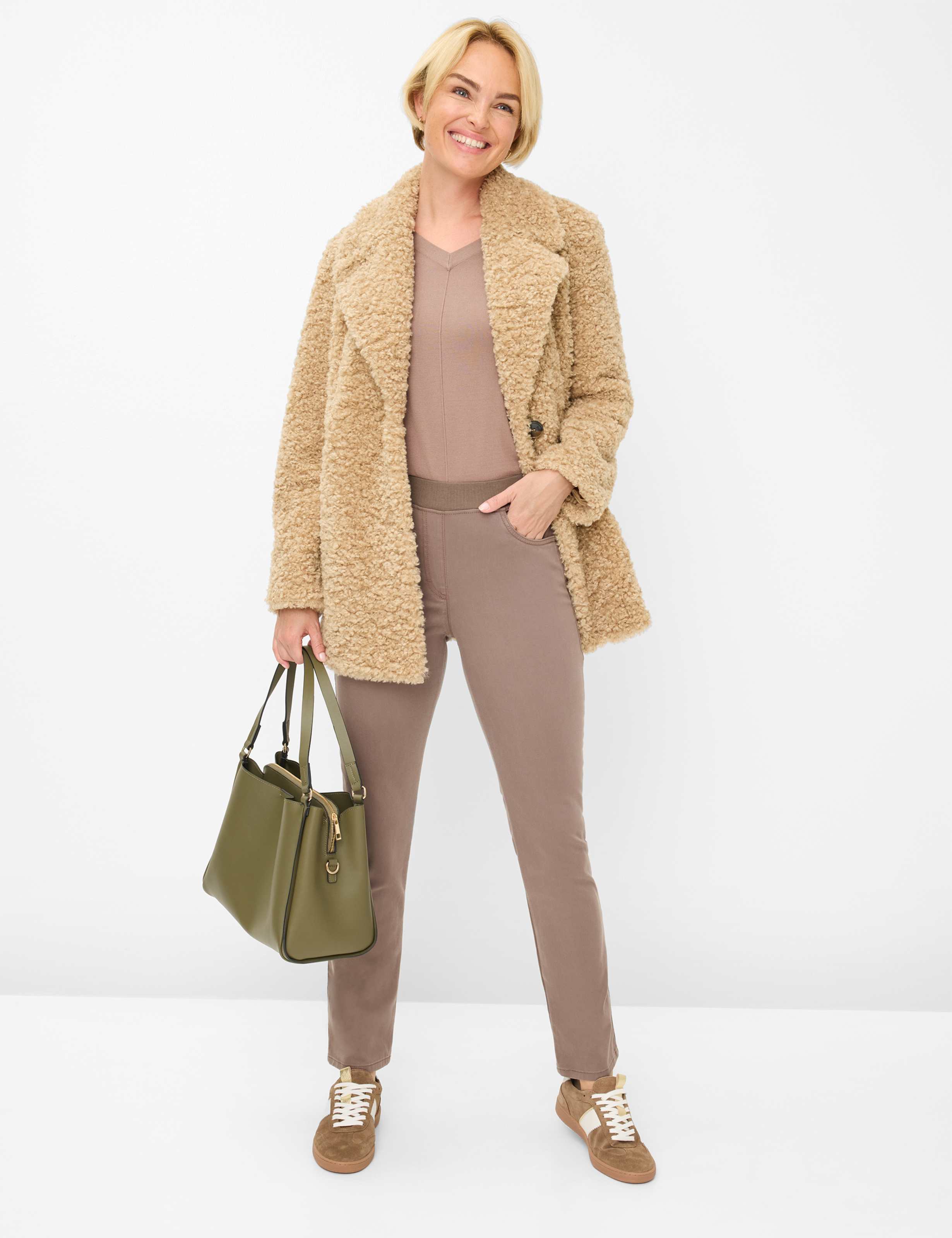 Dames Style PAMINA Bruin Slim Fit Model outfit