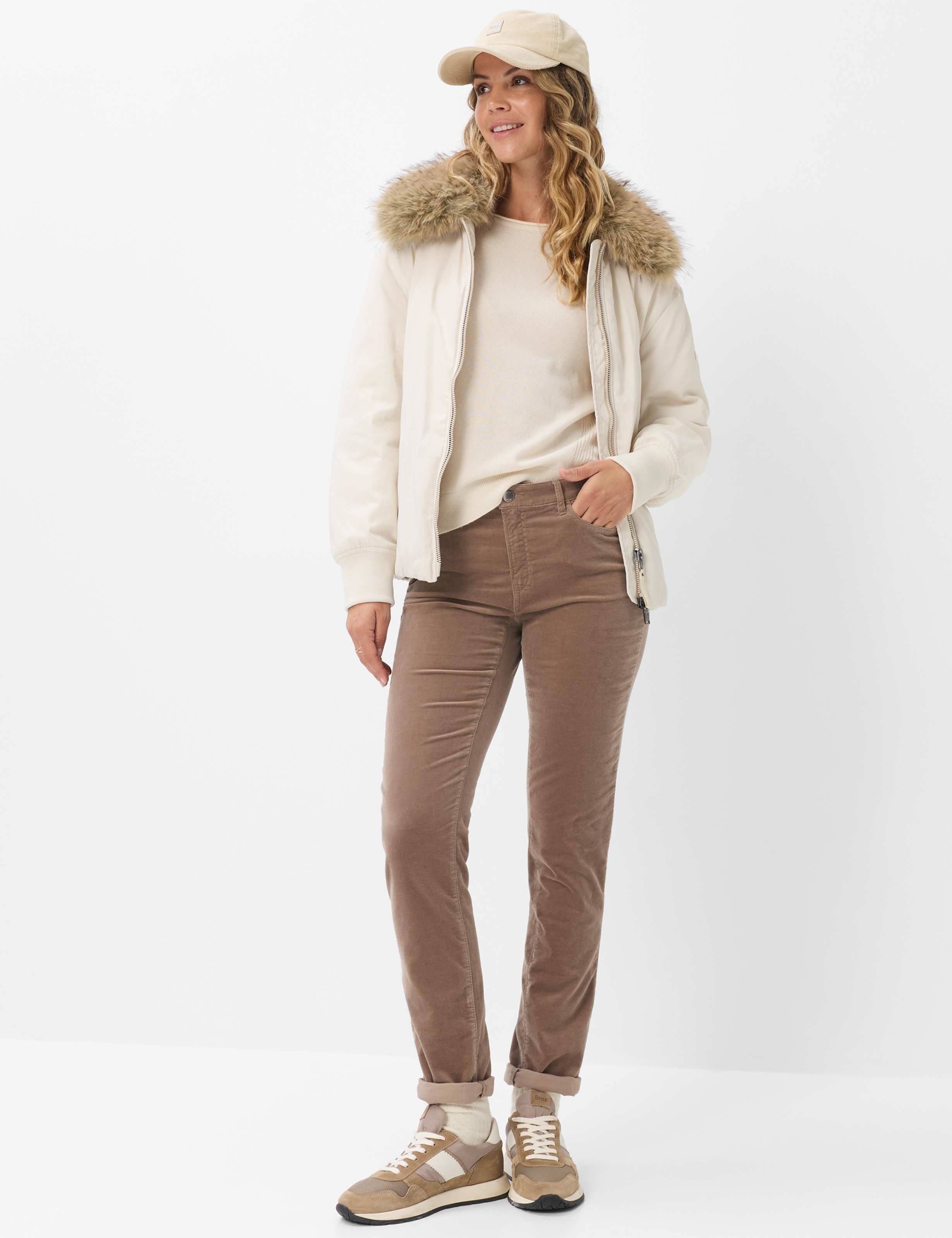 Damen Style CAROLA Beige Feminine Fit Model Outfit