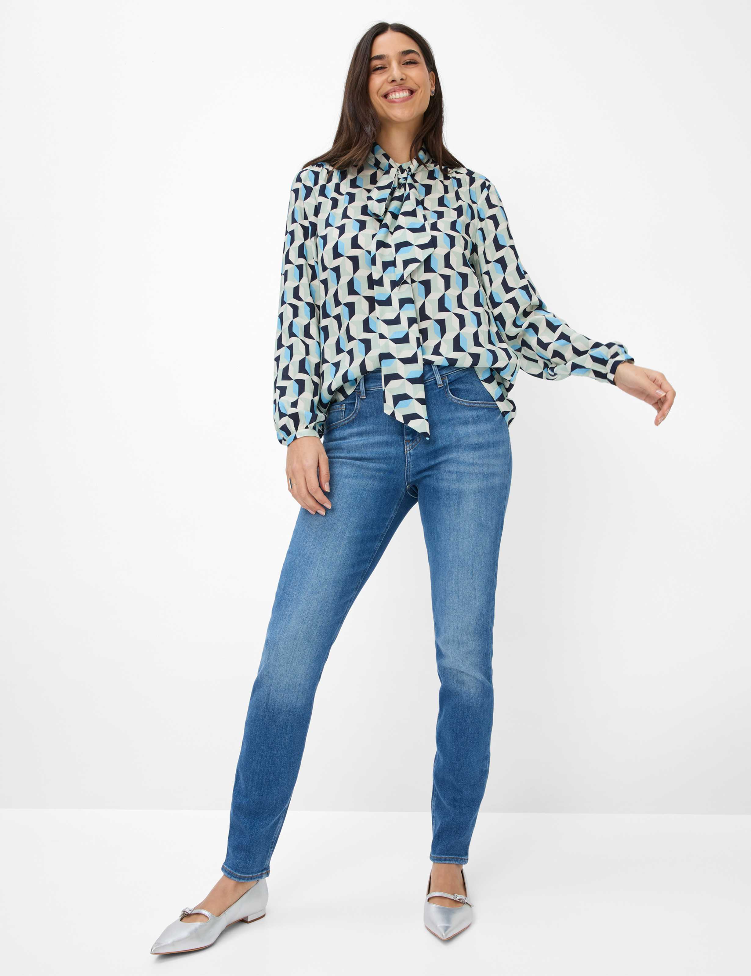 Damen Style SHAKIRA Denim Blau Slim Fit Model Outfit