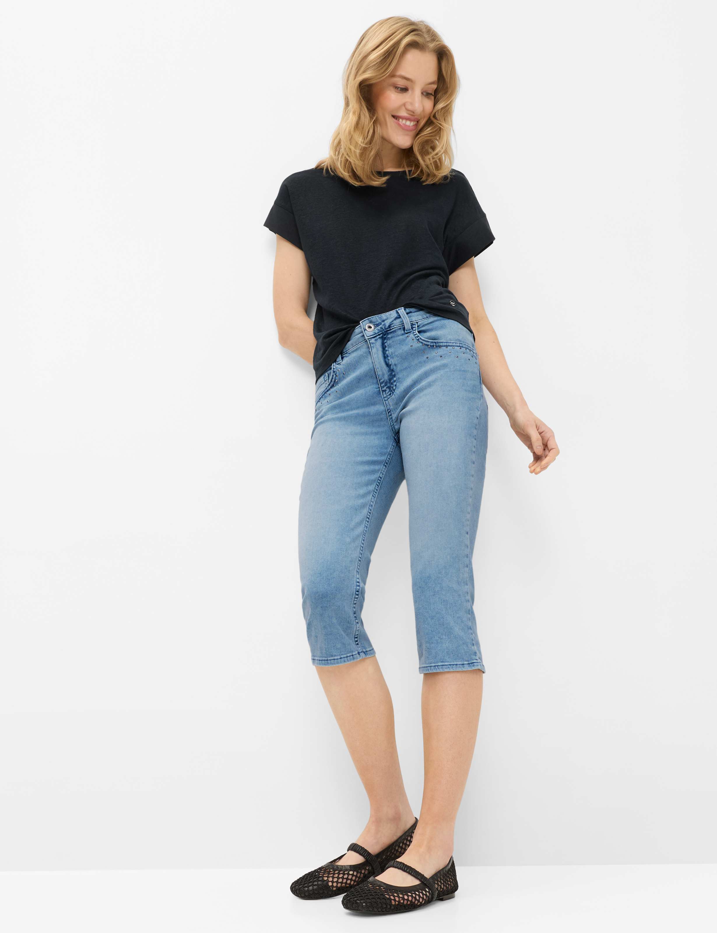 Femme Style SHAKIRA C Denim Bleu Clair Slim Fit Tenue du mannequin