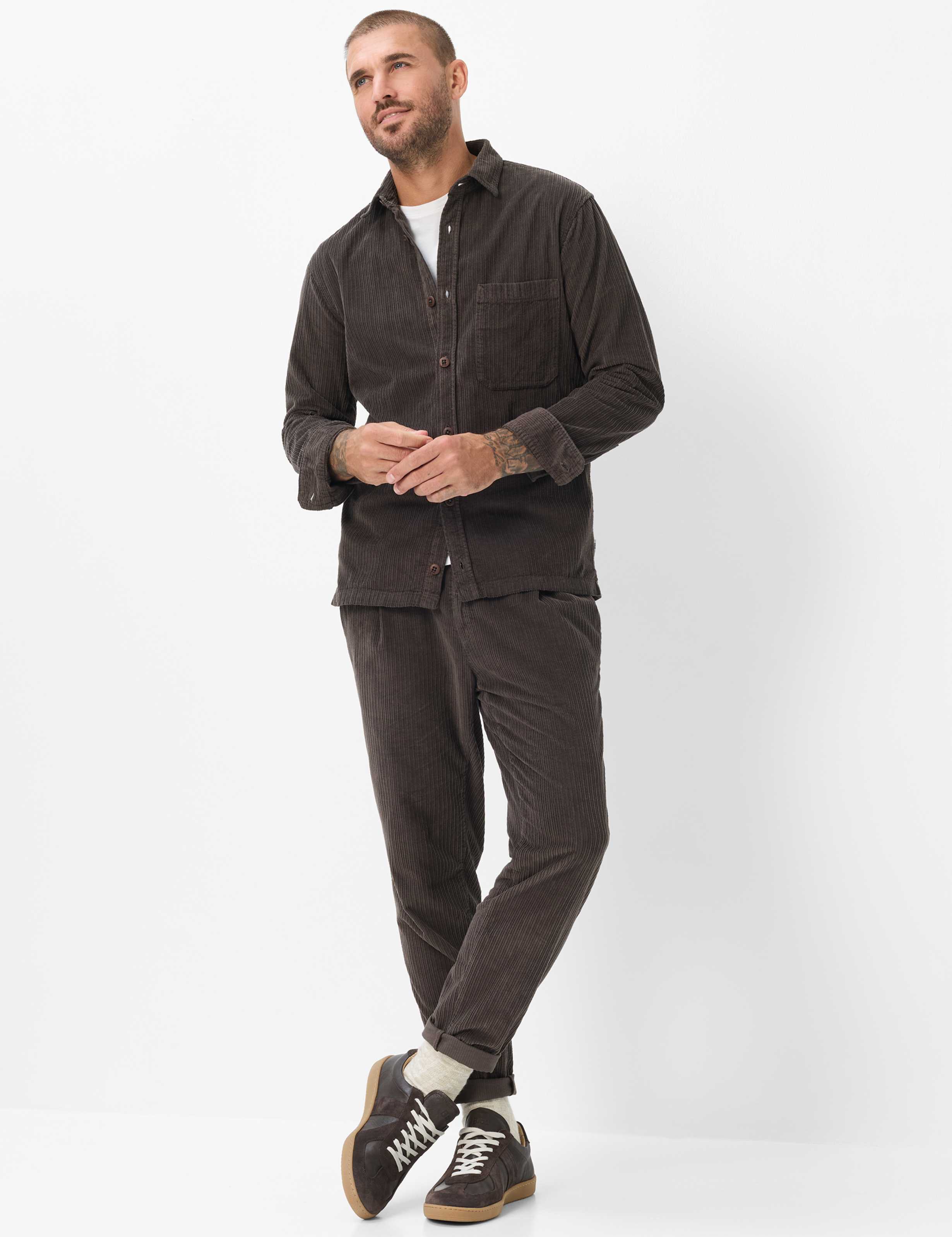 Homme Style KAY Marron Foncé  Tenue du mannequin