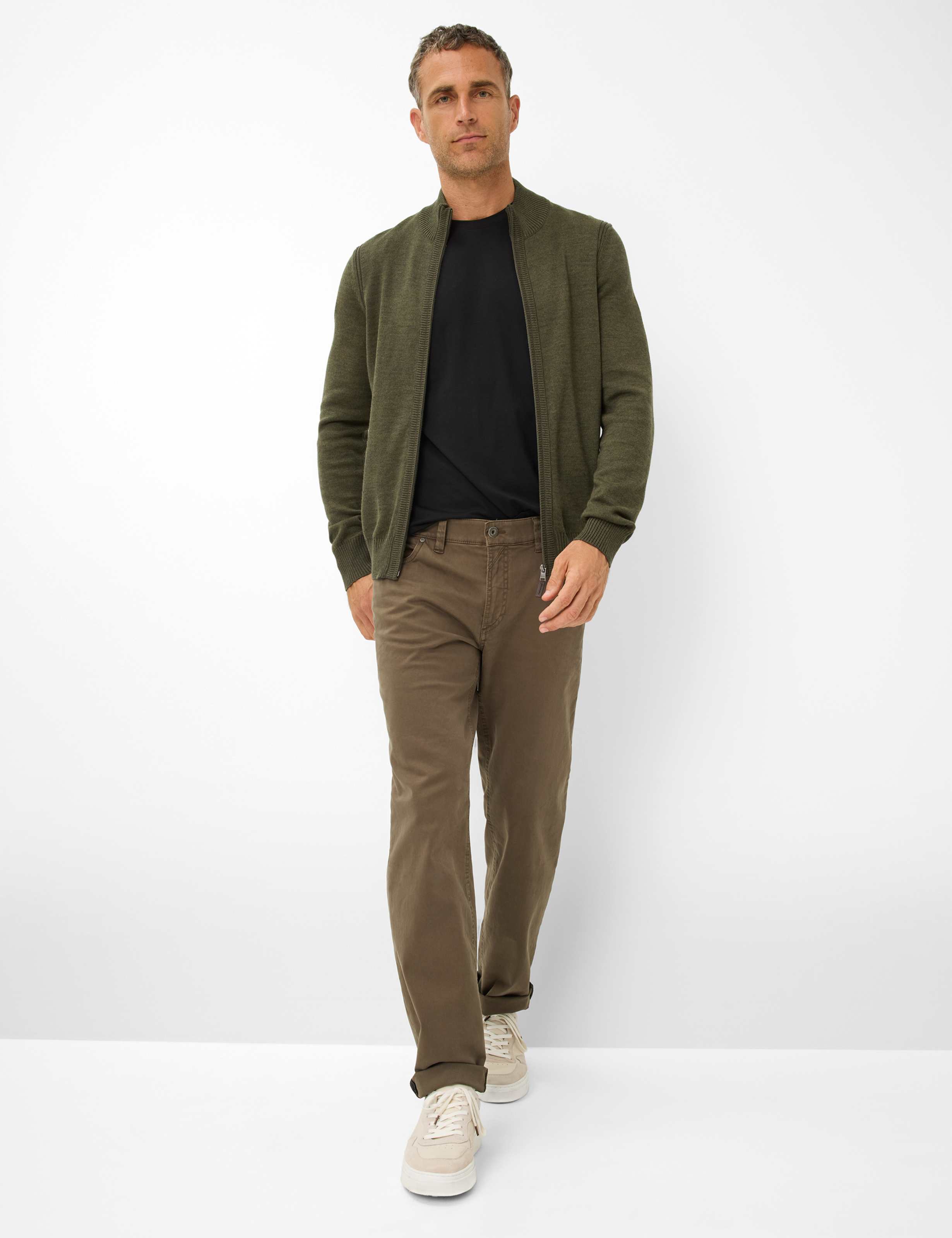 Homme Style LUKE Vert - Olive Modern Fit Tenue du mannequin