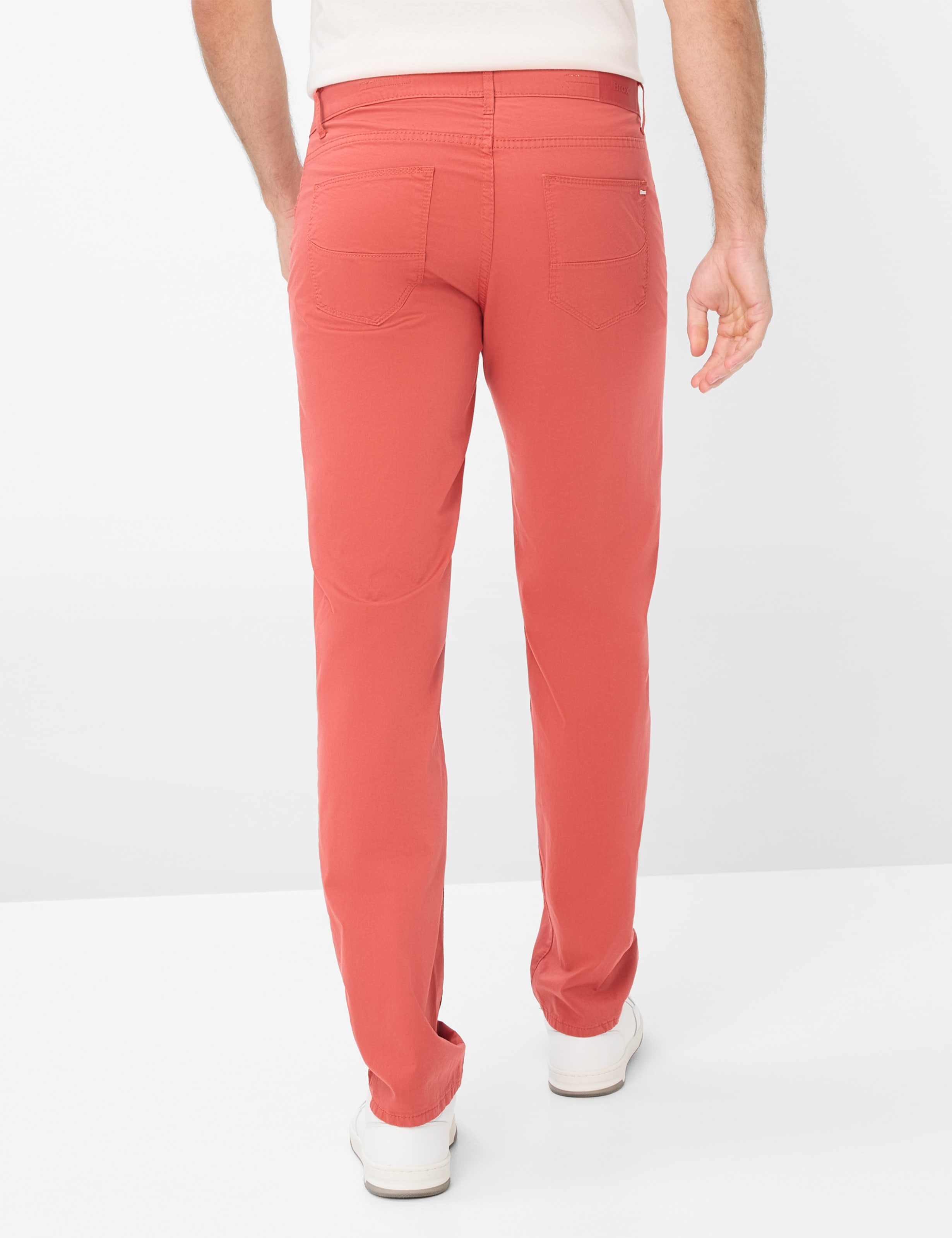 Herren Style CADIZ Rot Straight Fit Model Rueck