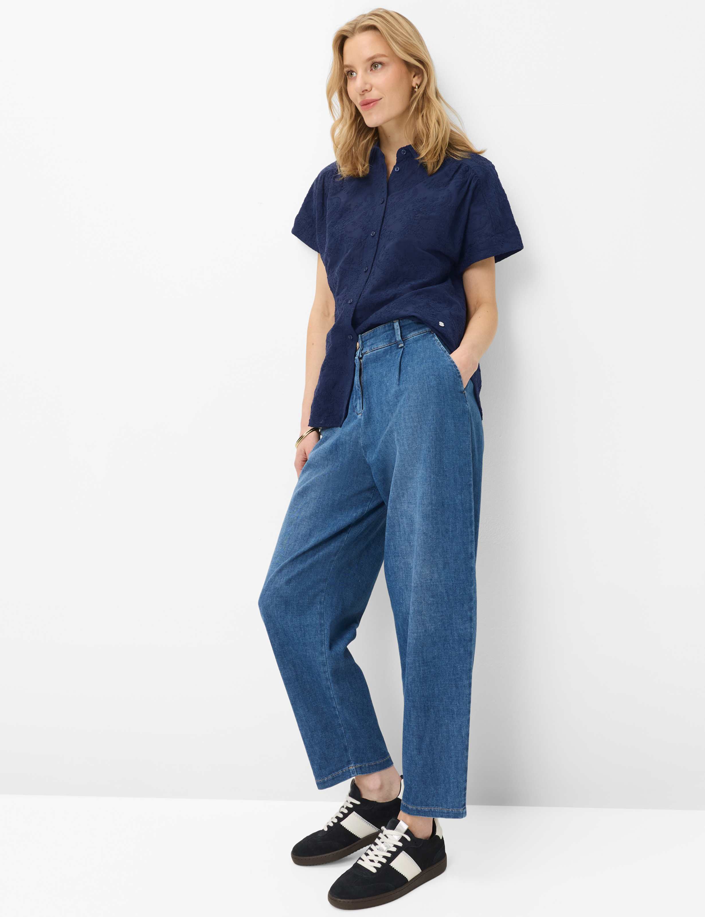 Femme Style MEGAN S Denim Bleu Relaxed Fit Tenue du mannequin