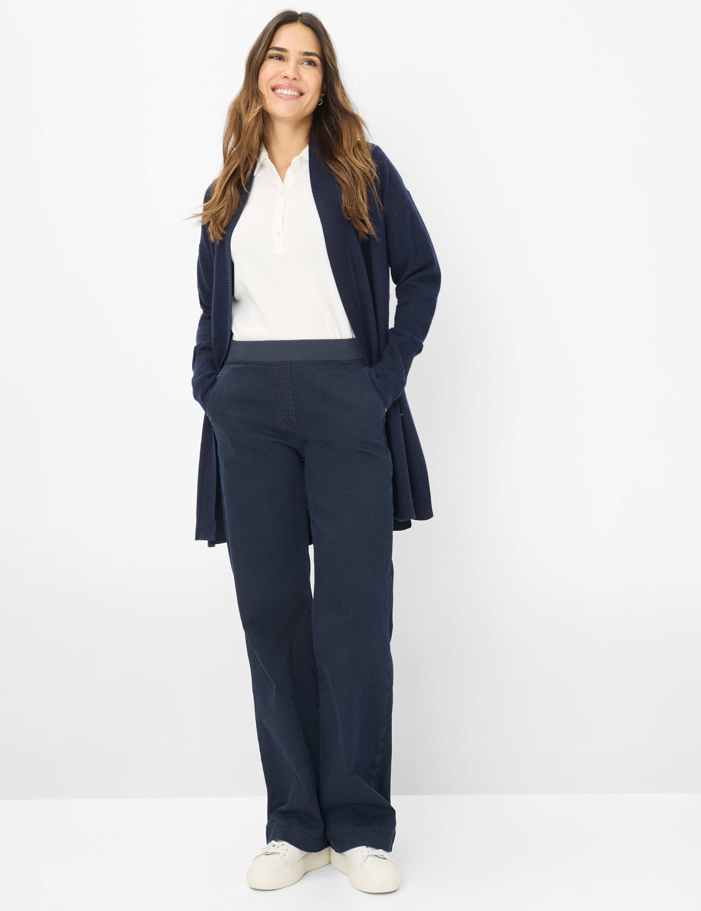Damen Style PAM FLARED Dunkelblau Slim Fit Model Outfit