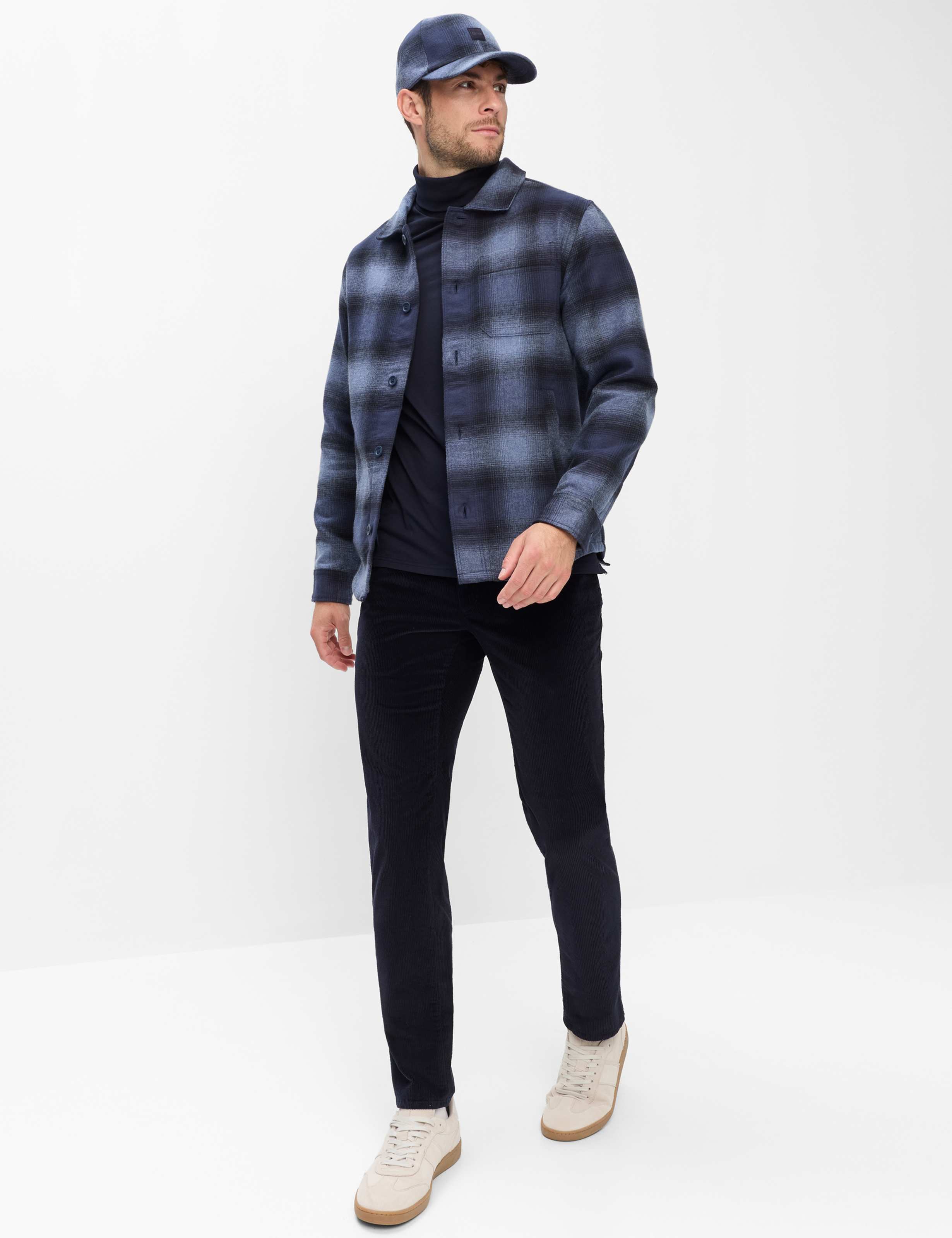 Homme Style FABIO Bleu Foncé Modern Fit Tenue du mannequin