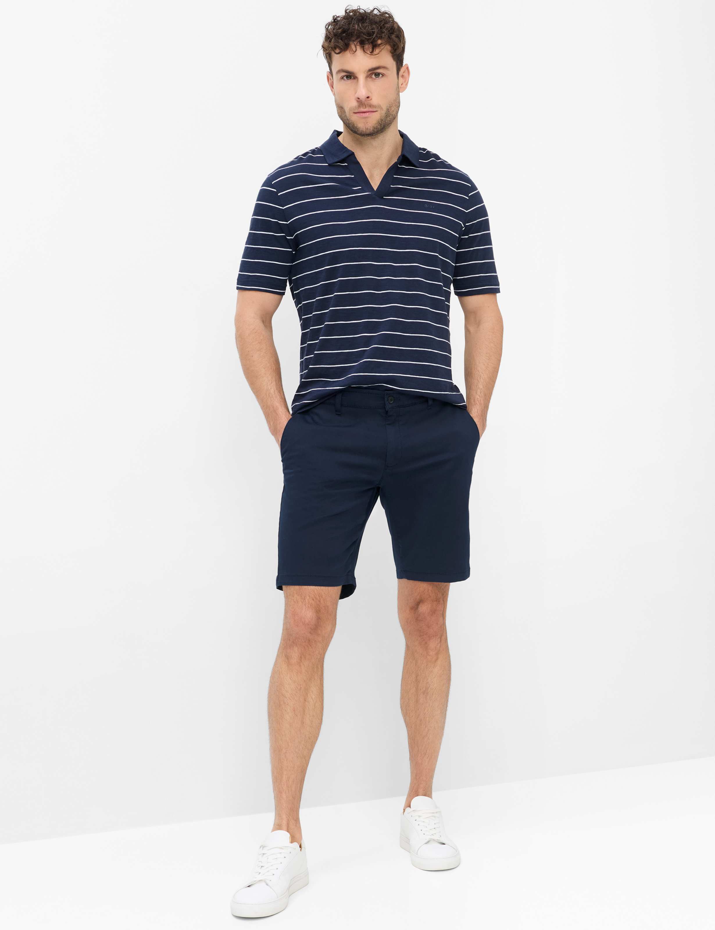 Herren Style PHIL B Dunkelblau Regular Fit Model Outfit