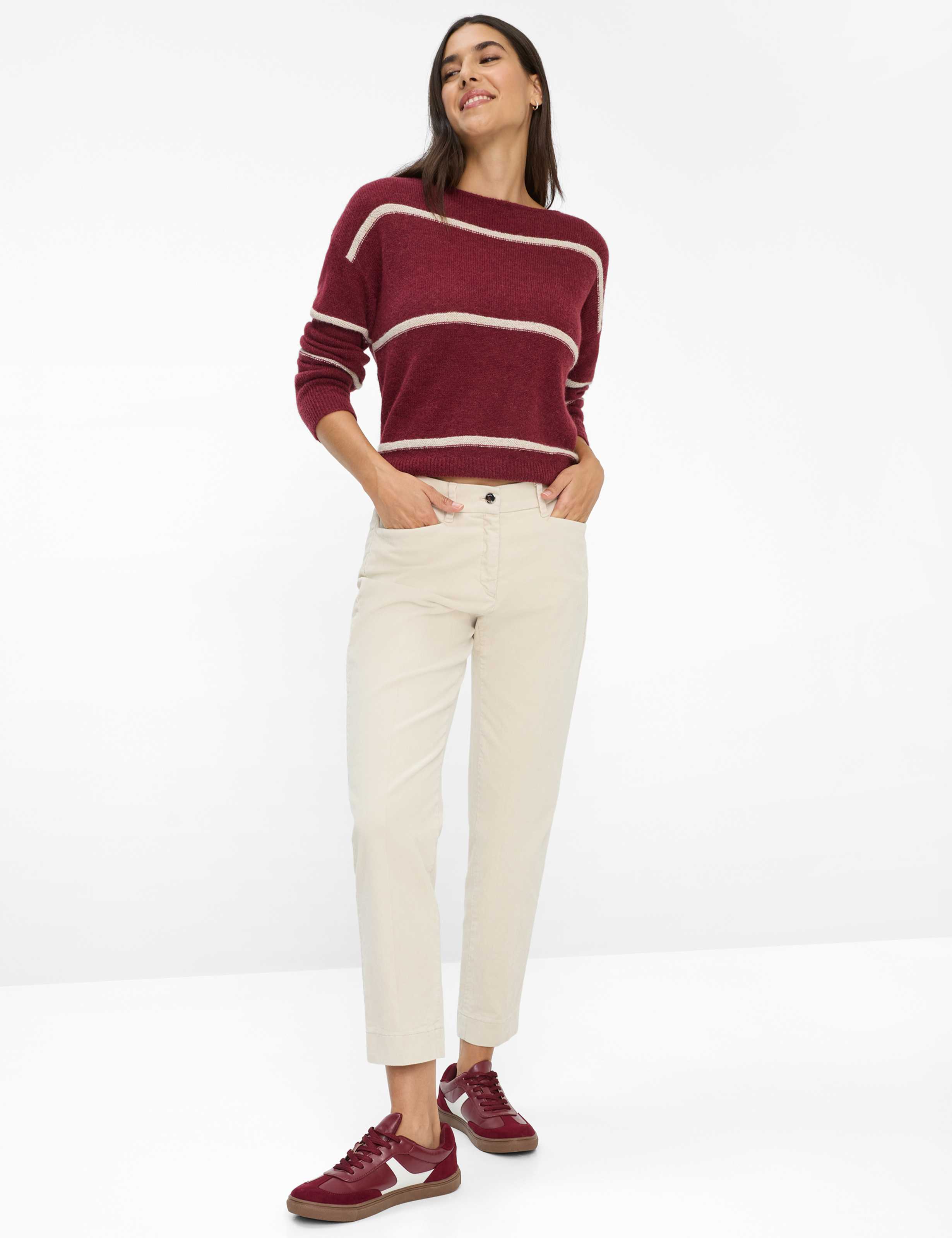 Femme Style MARA S Blanc Crème Regular Fit Tenue du mannequin