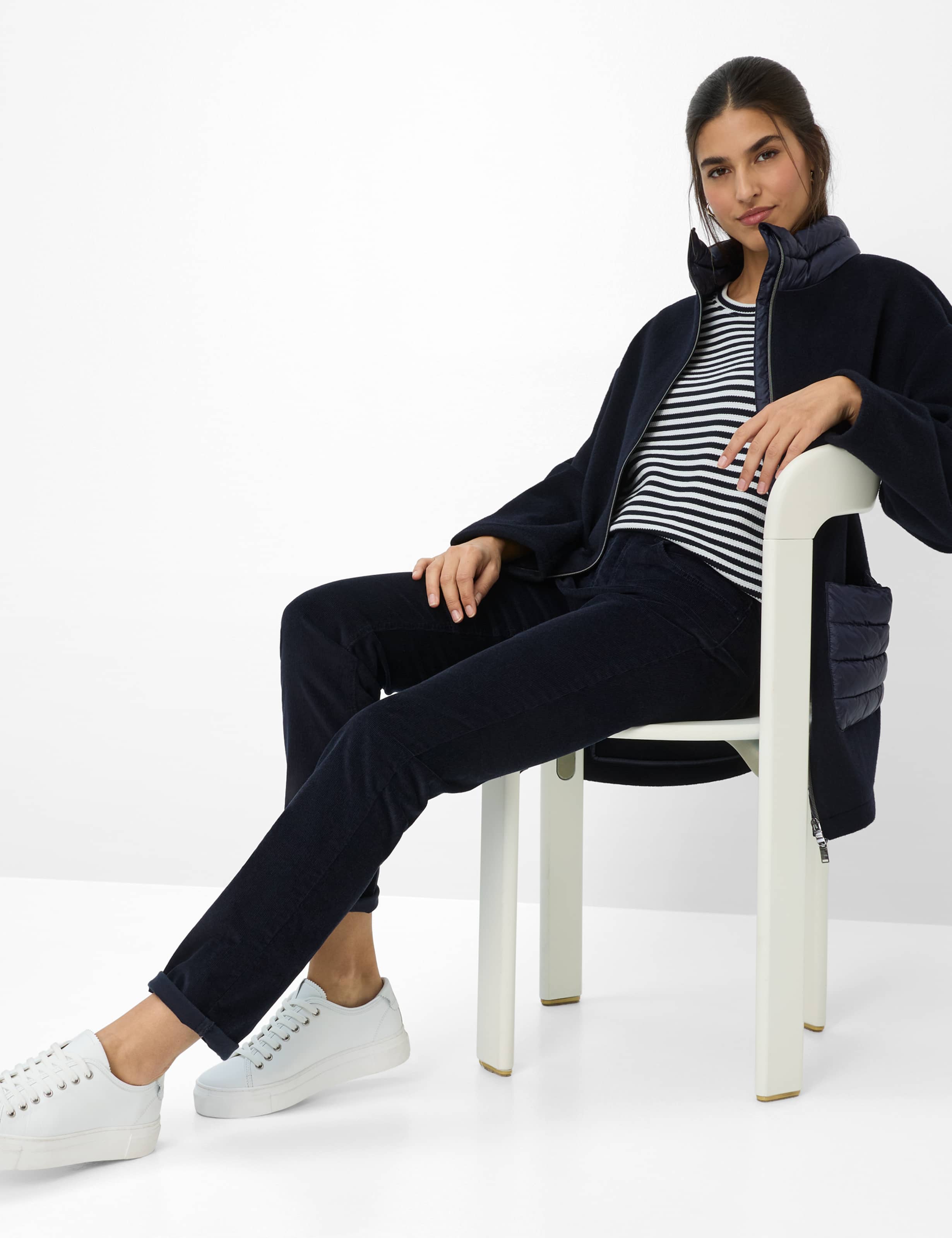 Femme Style CAROLA Bleu Foncé Feminine Fit Détail 1