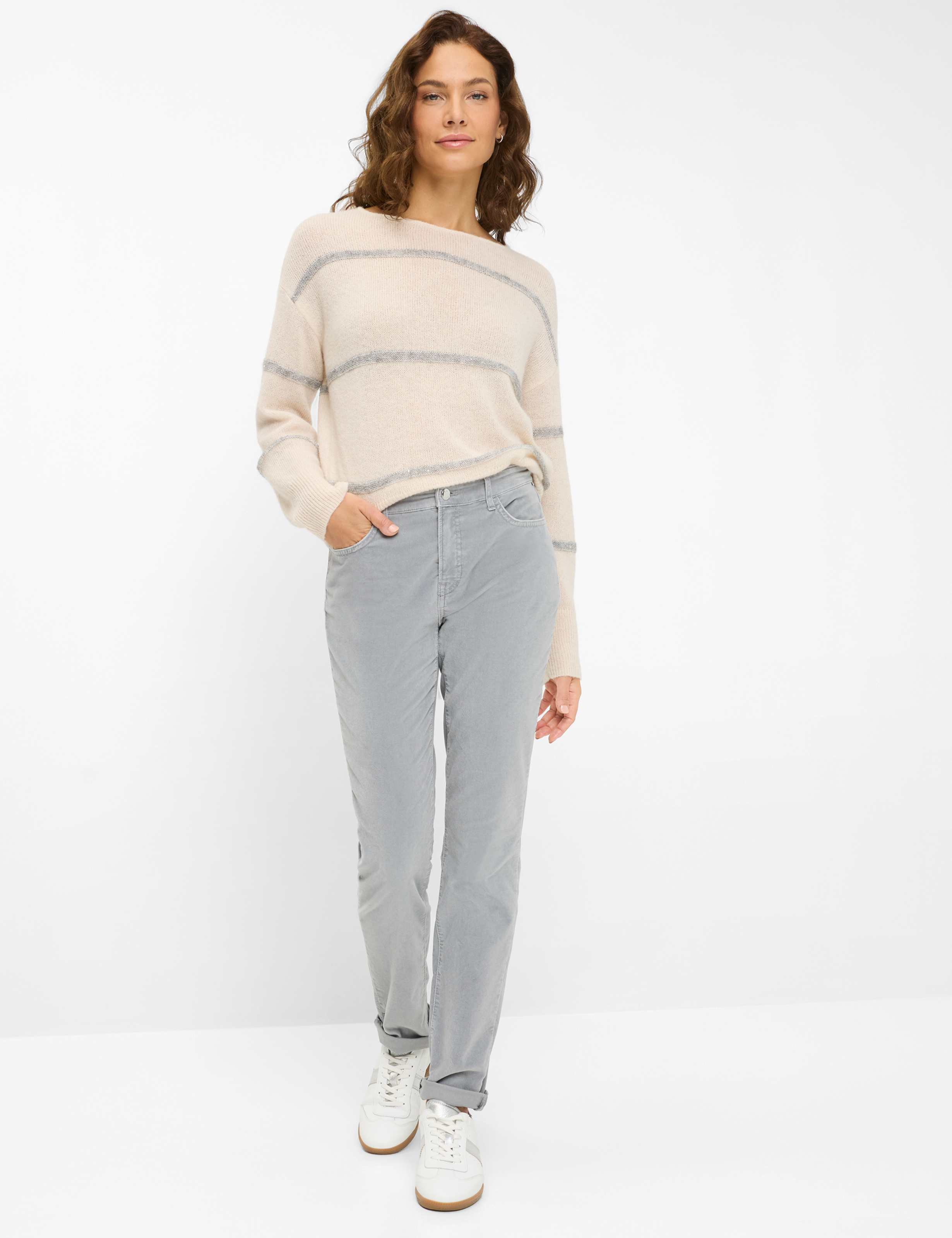 Women Style CAROLA Medium Gray Feminine Fit Model Outfit