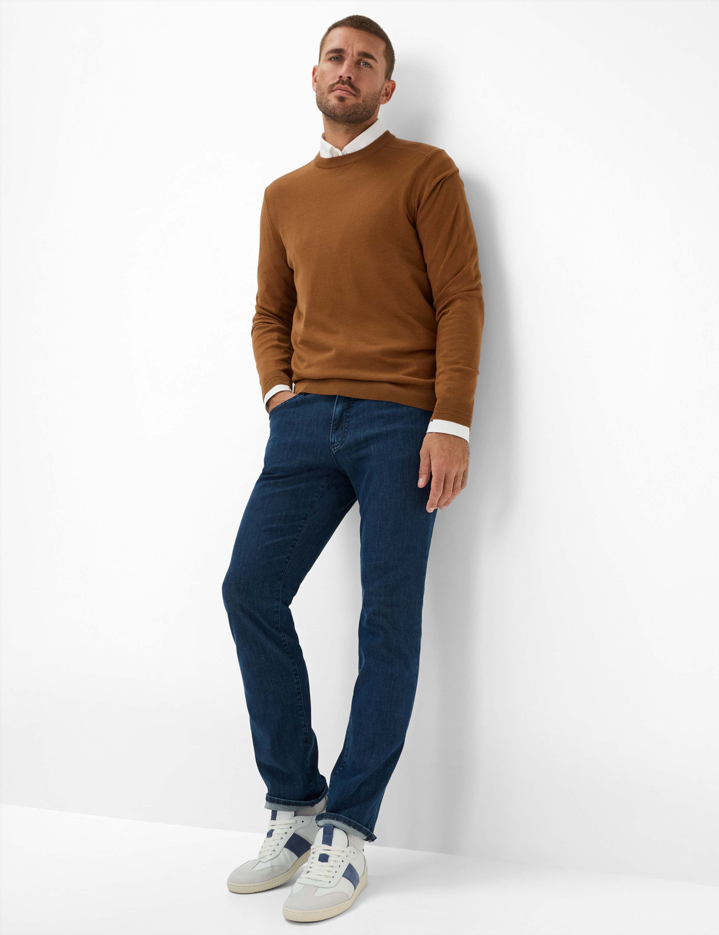 Homme Style CHUCK Denim Bleu Foncé Modern Fit Tenue du mannequin