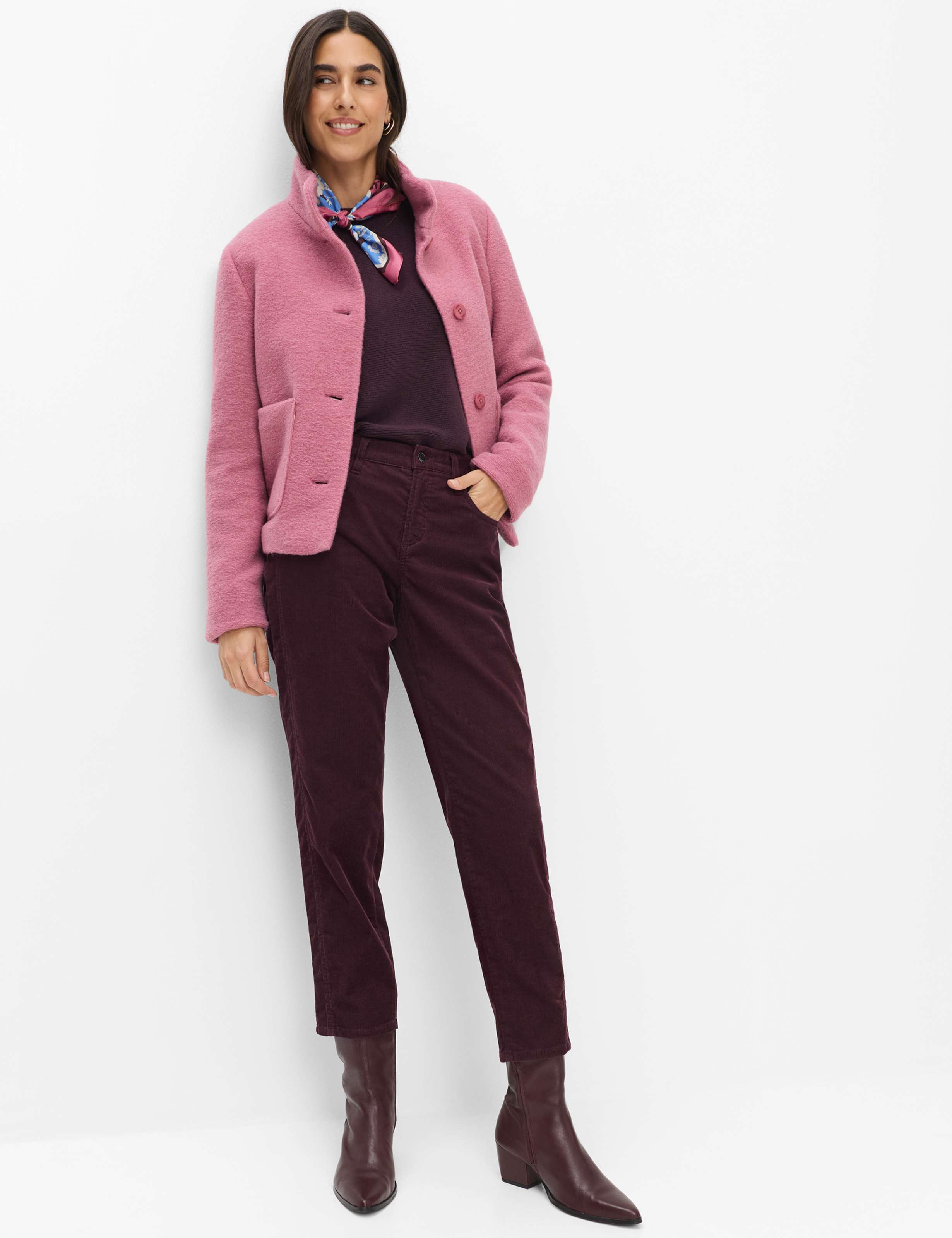 Femme Style MILEY S Violette Foncé Tapered Fit Tenue du mannequin