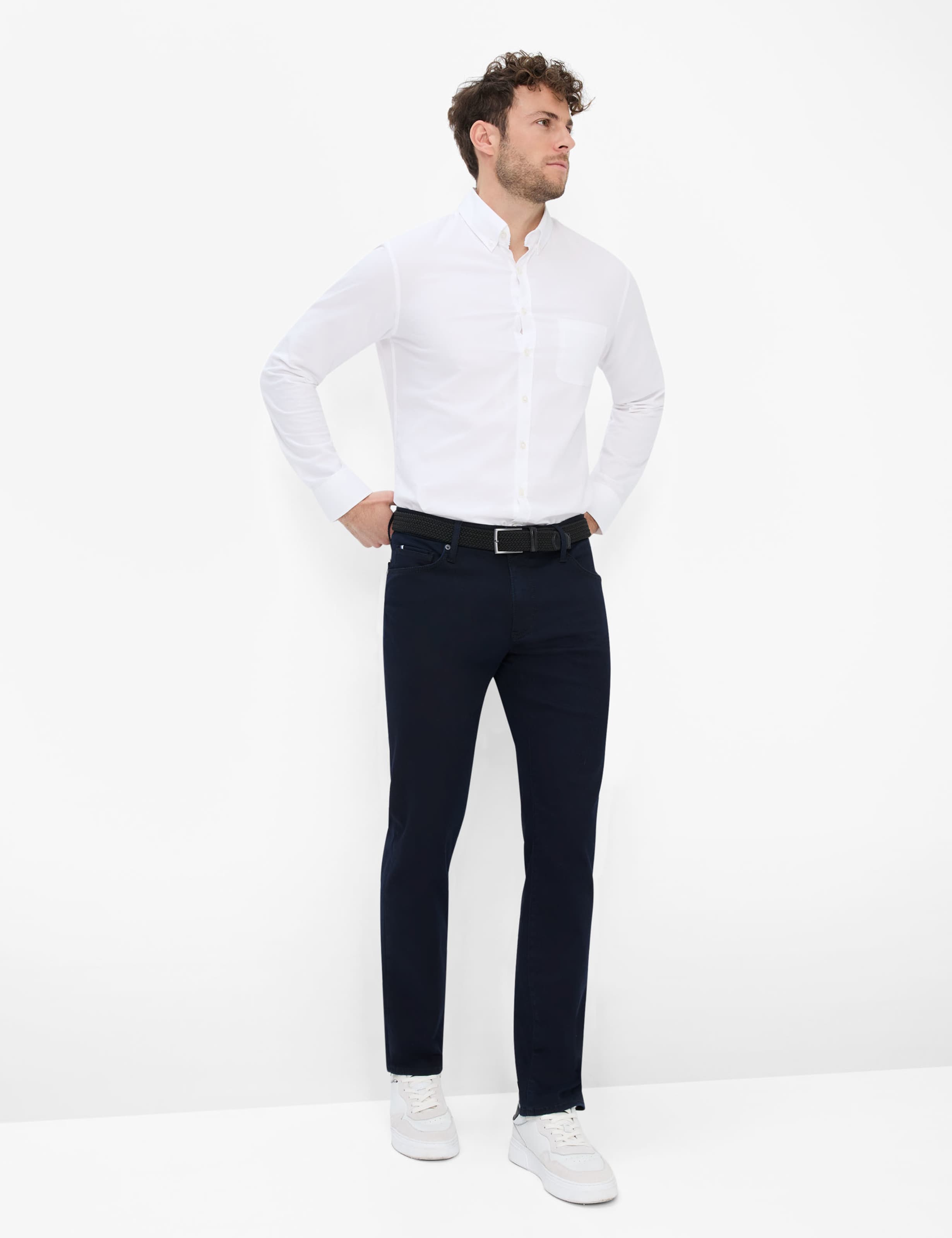 Herre Style CHUCK Denim Mørkeblå Modern Fit Model Outfit