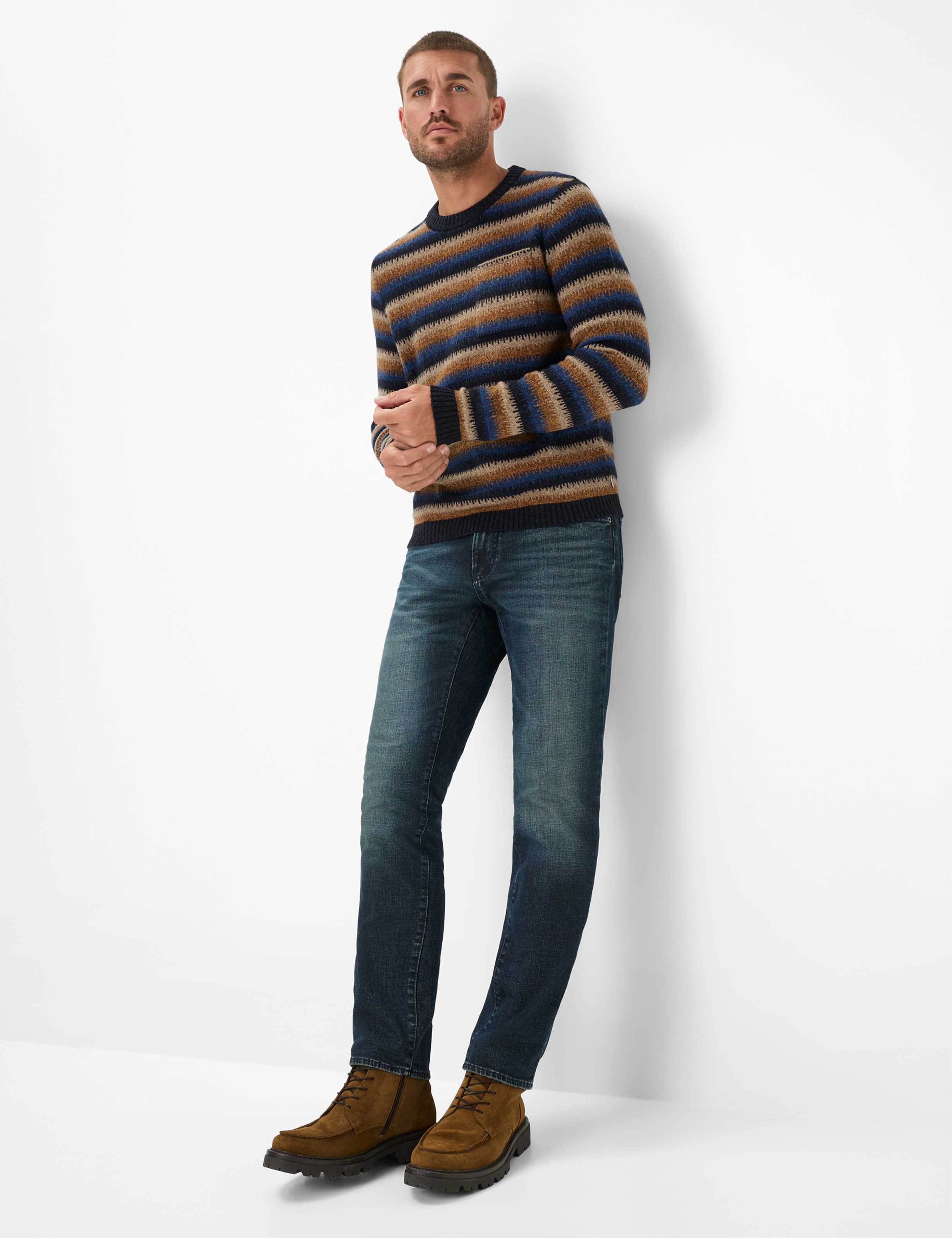 Homme Style CHUCK Denim Bleu Foncé Modern Fit Tenue du mannequin