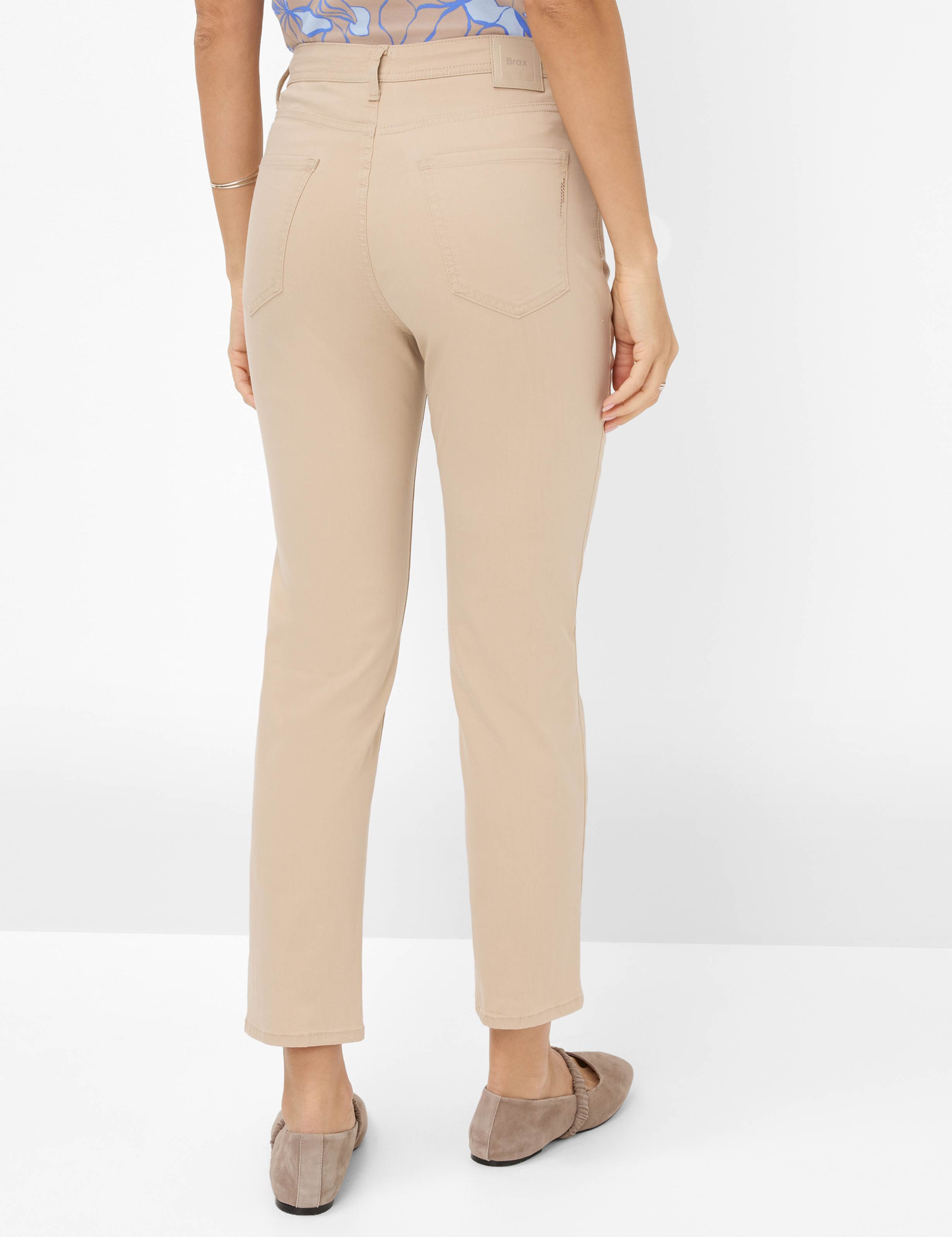 Damen Style CAROLA S Denim Beige Feminine Fit Model Rueck