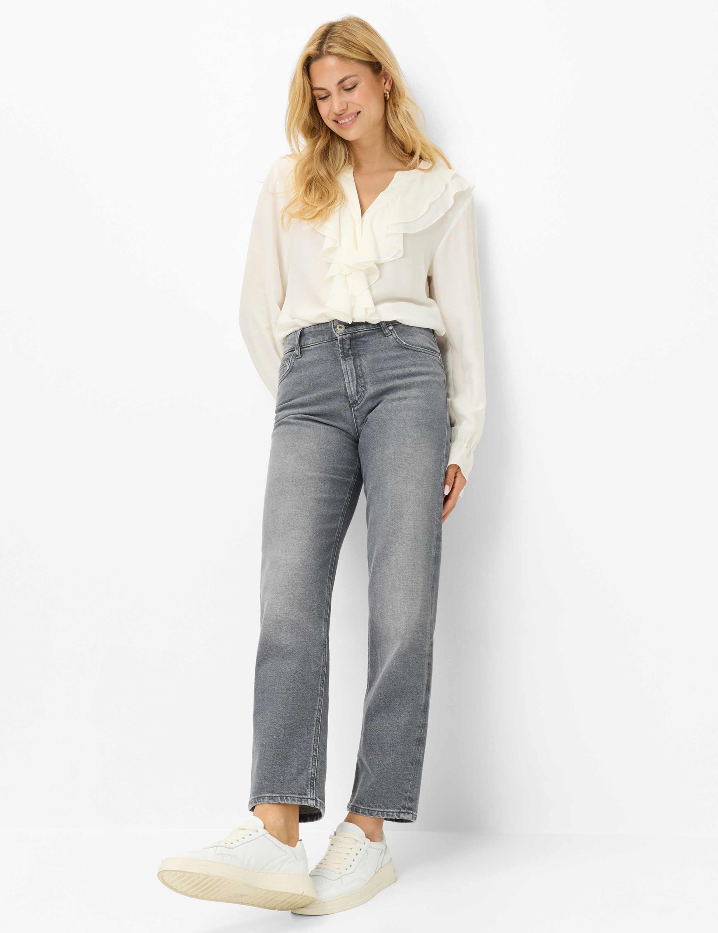Damen Style MADISON S Denim Hellgrau Straight Fit Model Outfit