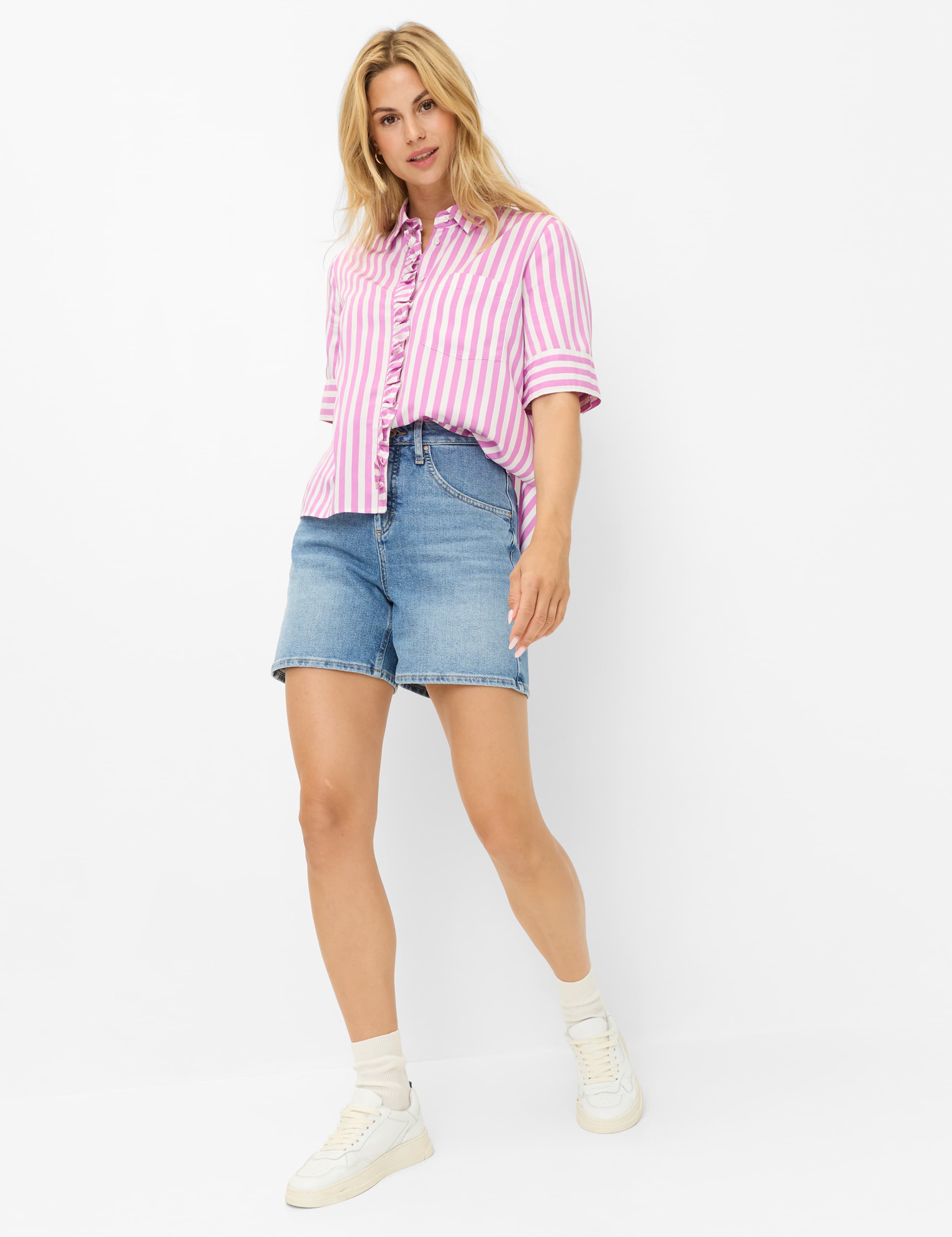 Damen Style BEACH B Denim Hellblau Relaxed Fit Model Outfit