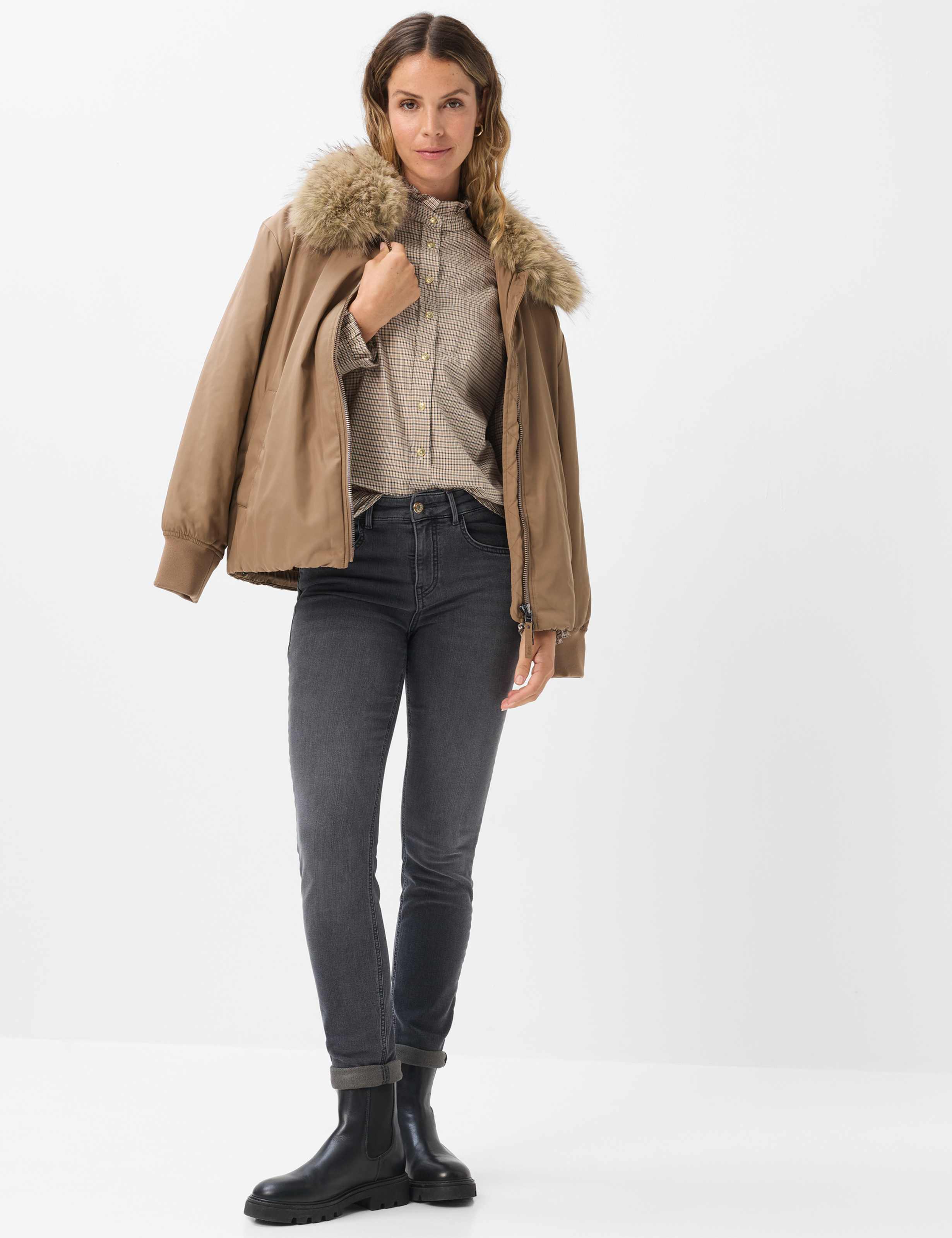 Femme Style SHAKIRA Denim Gris Moyen Slim Fit Tenue du mannequin