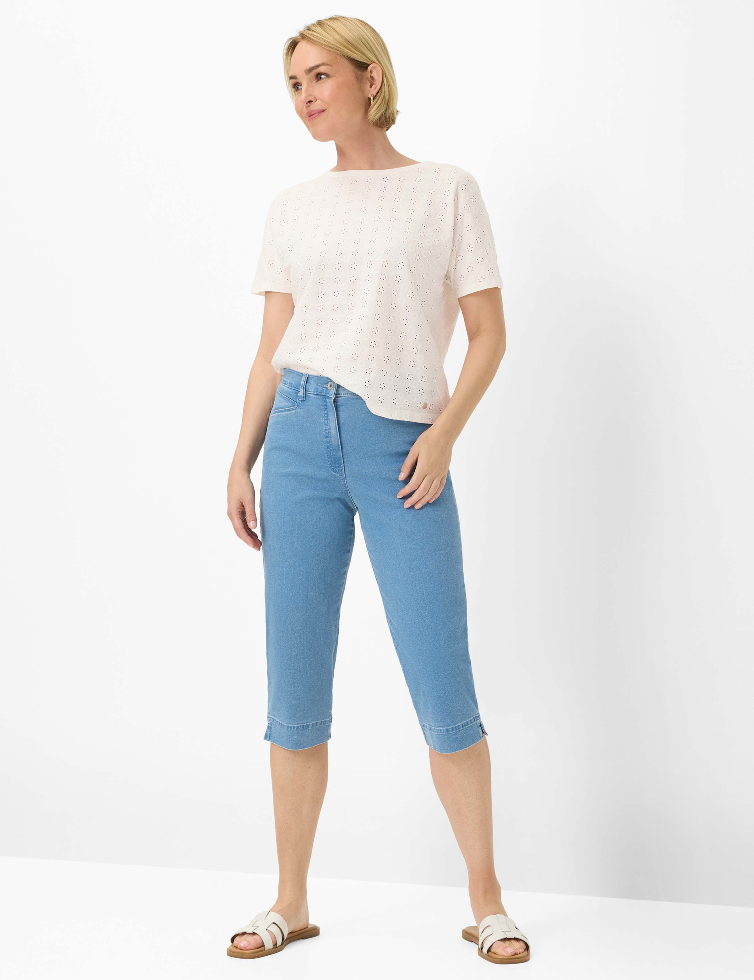 Femme Style CAREN CAPRI Denim Bleu Comfort Plus Fit Tenue du mannequin