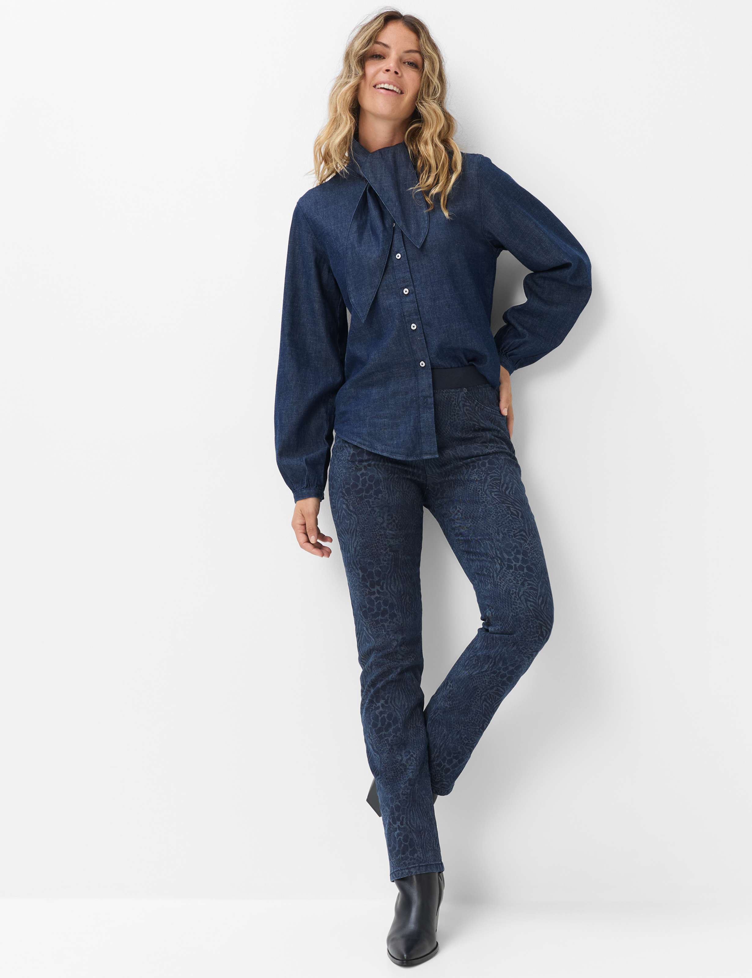 Dame Style PAMINA Denim Mørkeblå Slim Fit Model Outfit