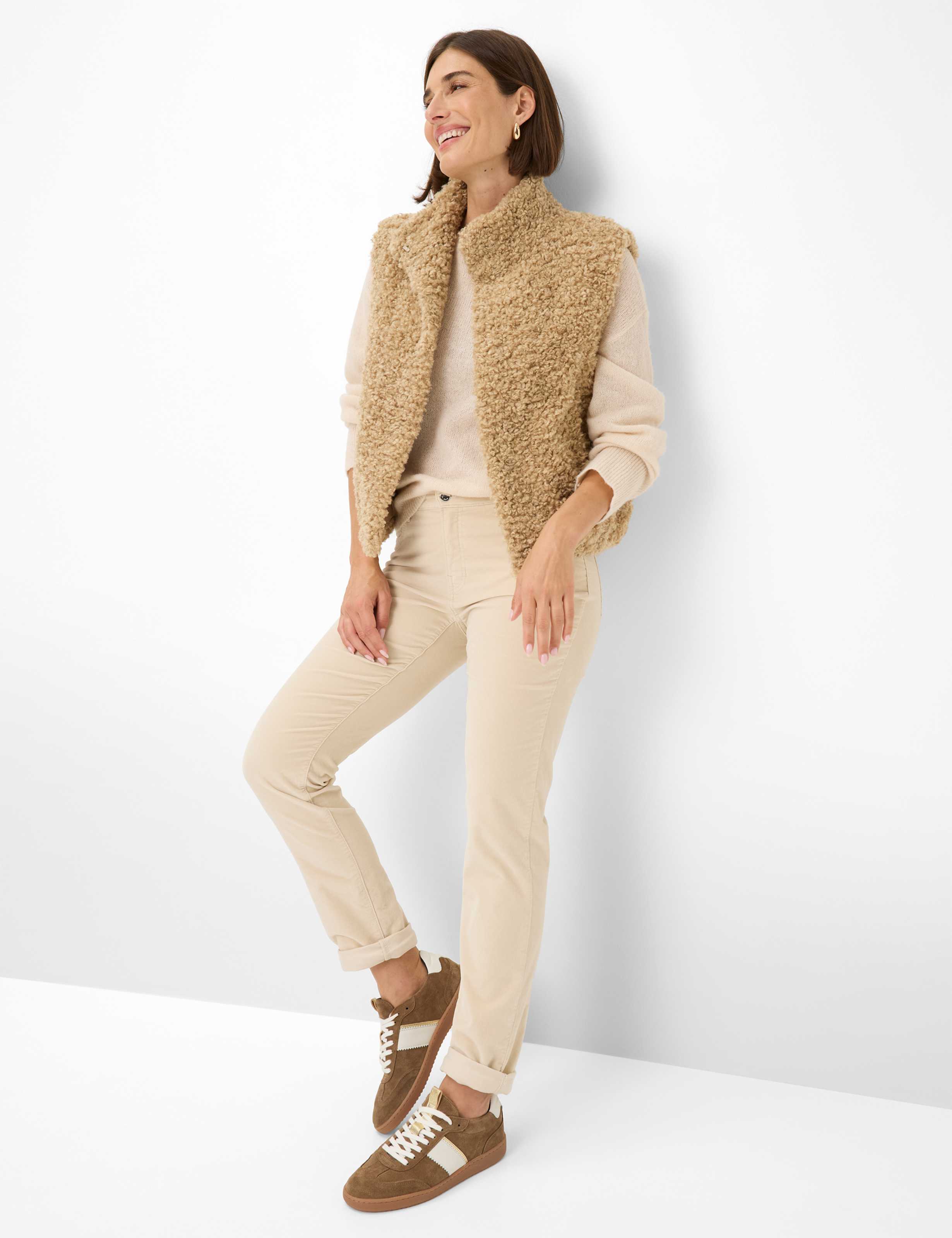 Damen Style CAROLA Cremeweiß Feminine Fit Model Outfit