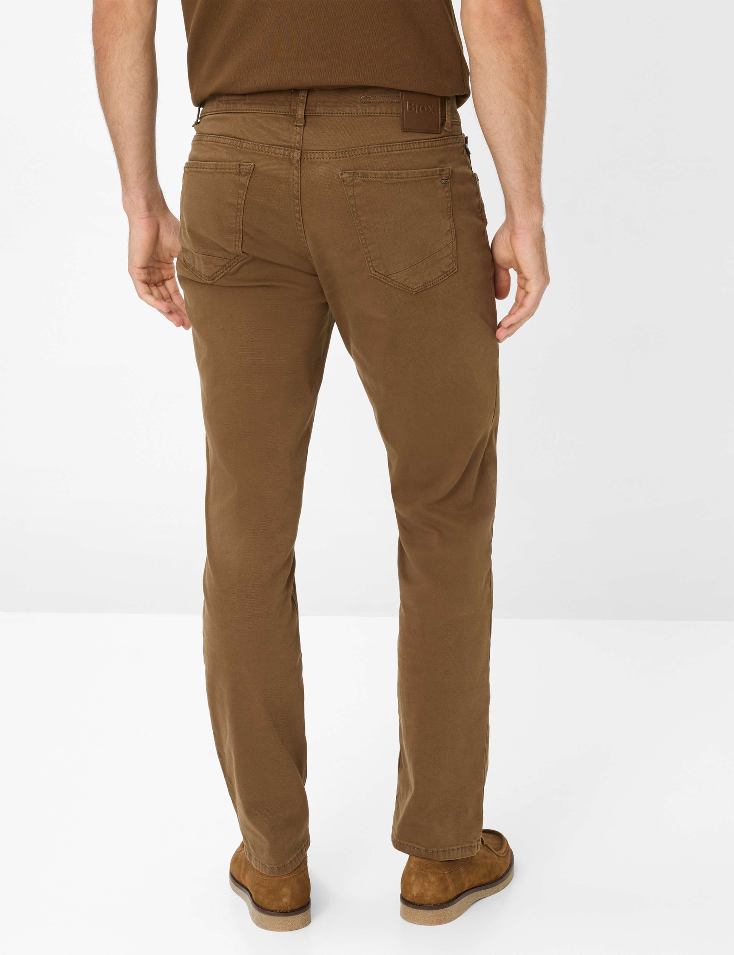 Herren Style CHUCK Dunkelbraun Modern Fit Model Rueck
