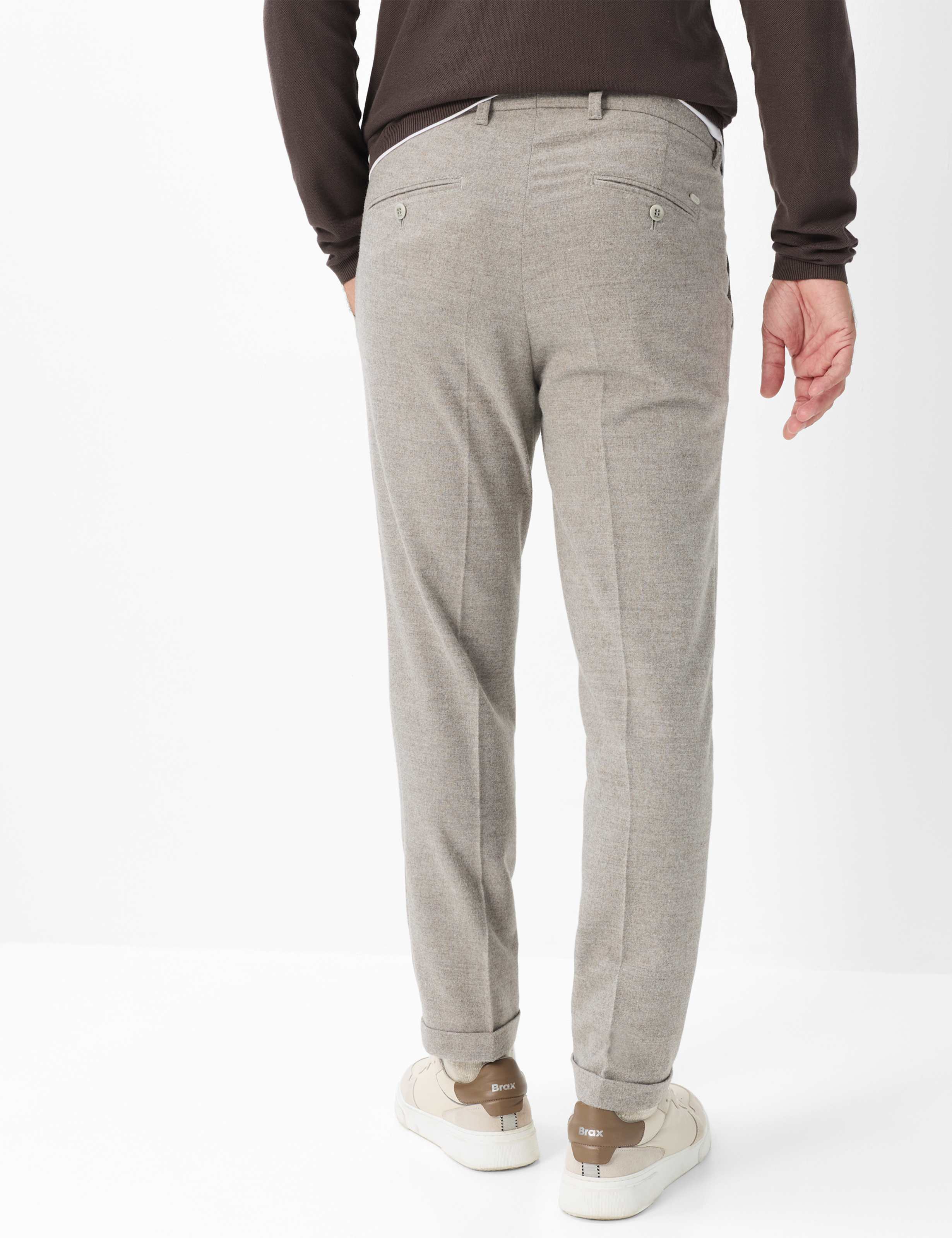 Heren Style TINO Lichtbruin – Taupe Tapered Fit Model achterkant