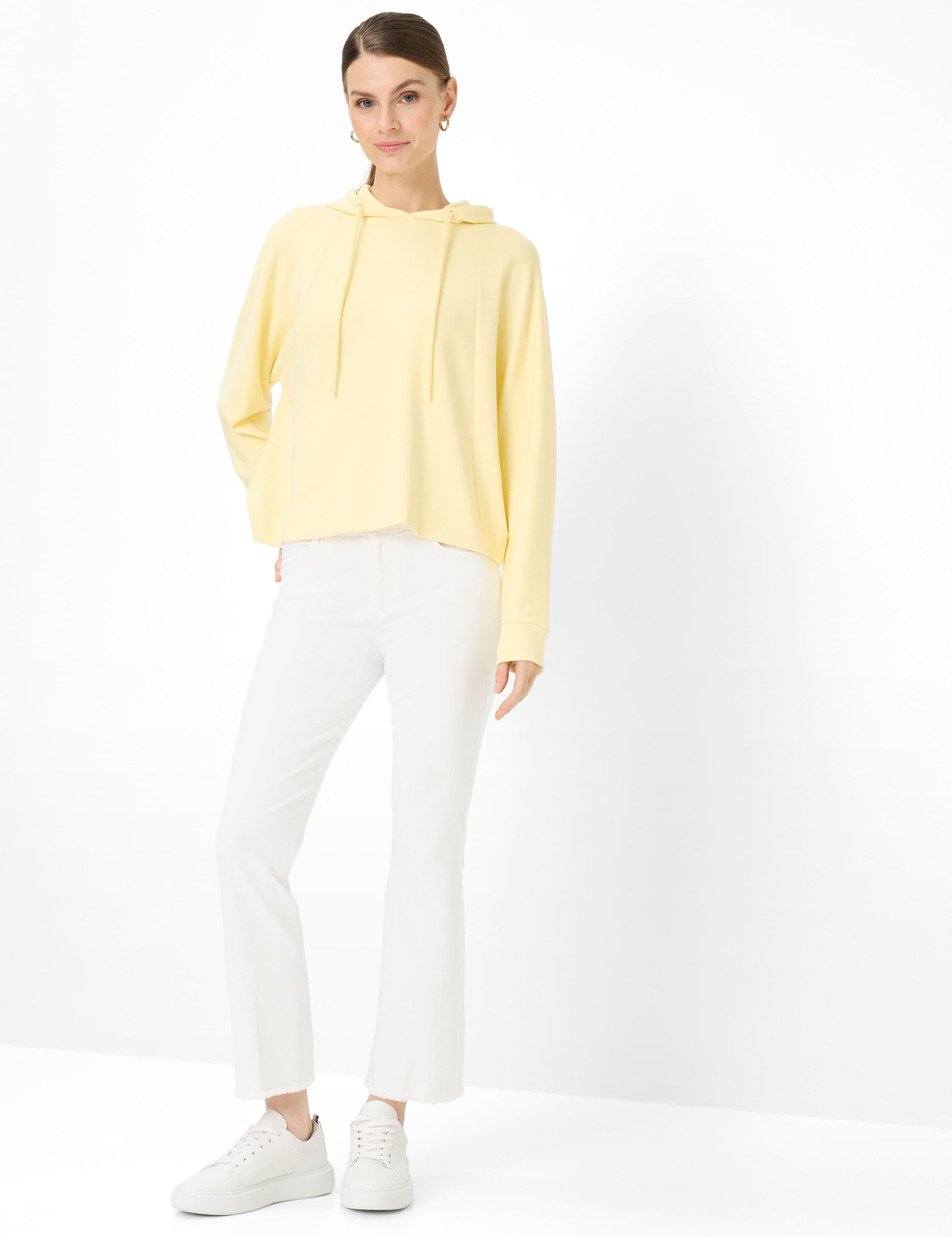 Femme Style SHAKIRA S BOOT Denim Blanc Slim Fit Tenue du mannequin