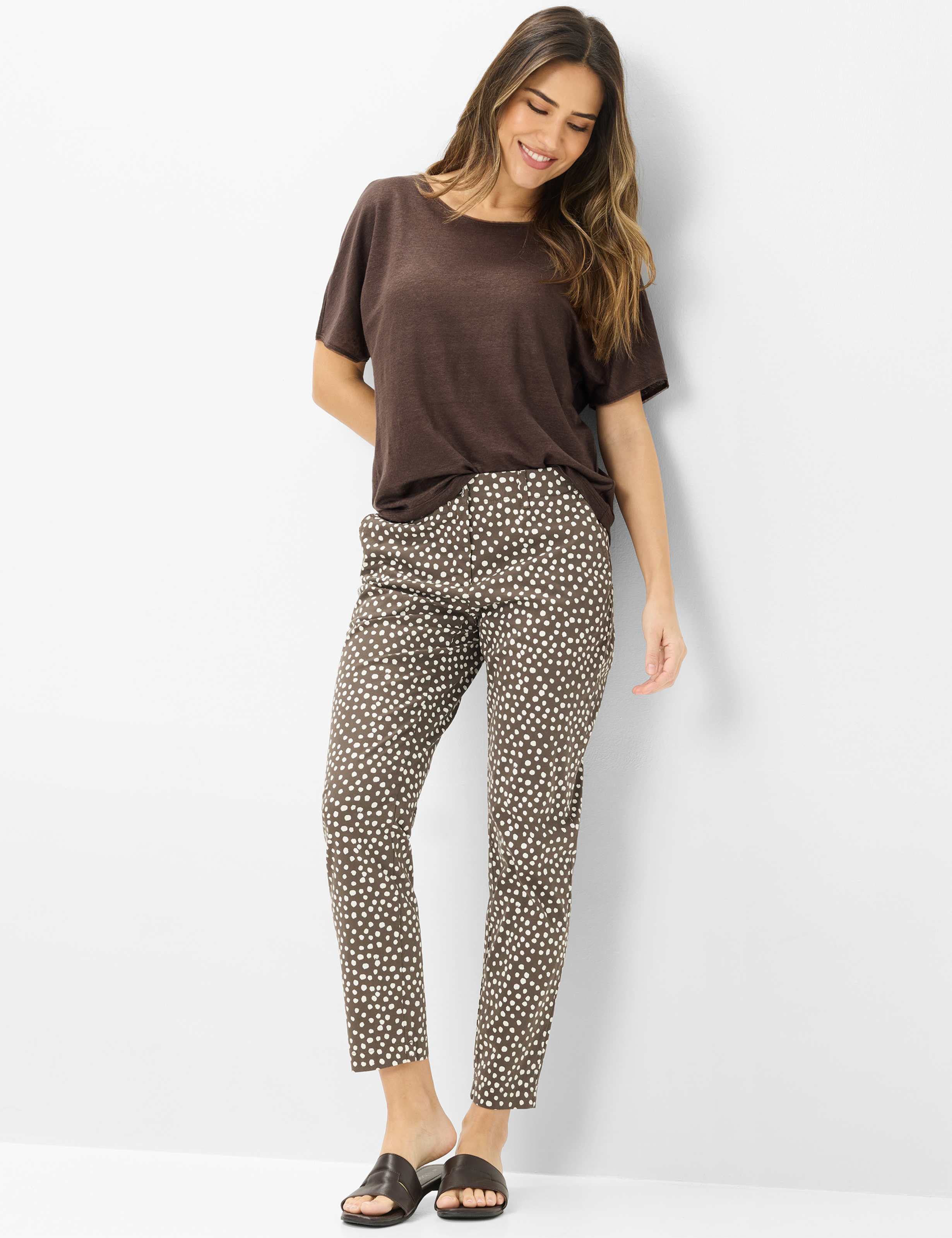 Femme Style MARON S Marron Foncé Regular Fit Tenue du mannequin