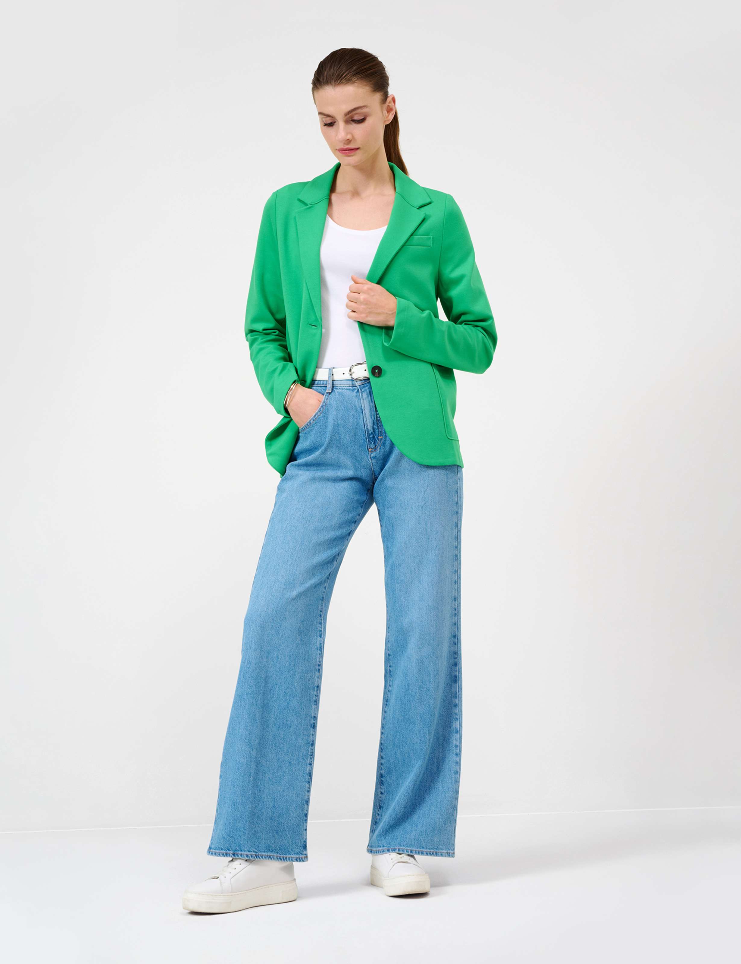 Women Style BELLA apple green  Model Outfit