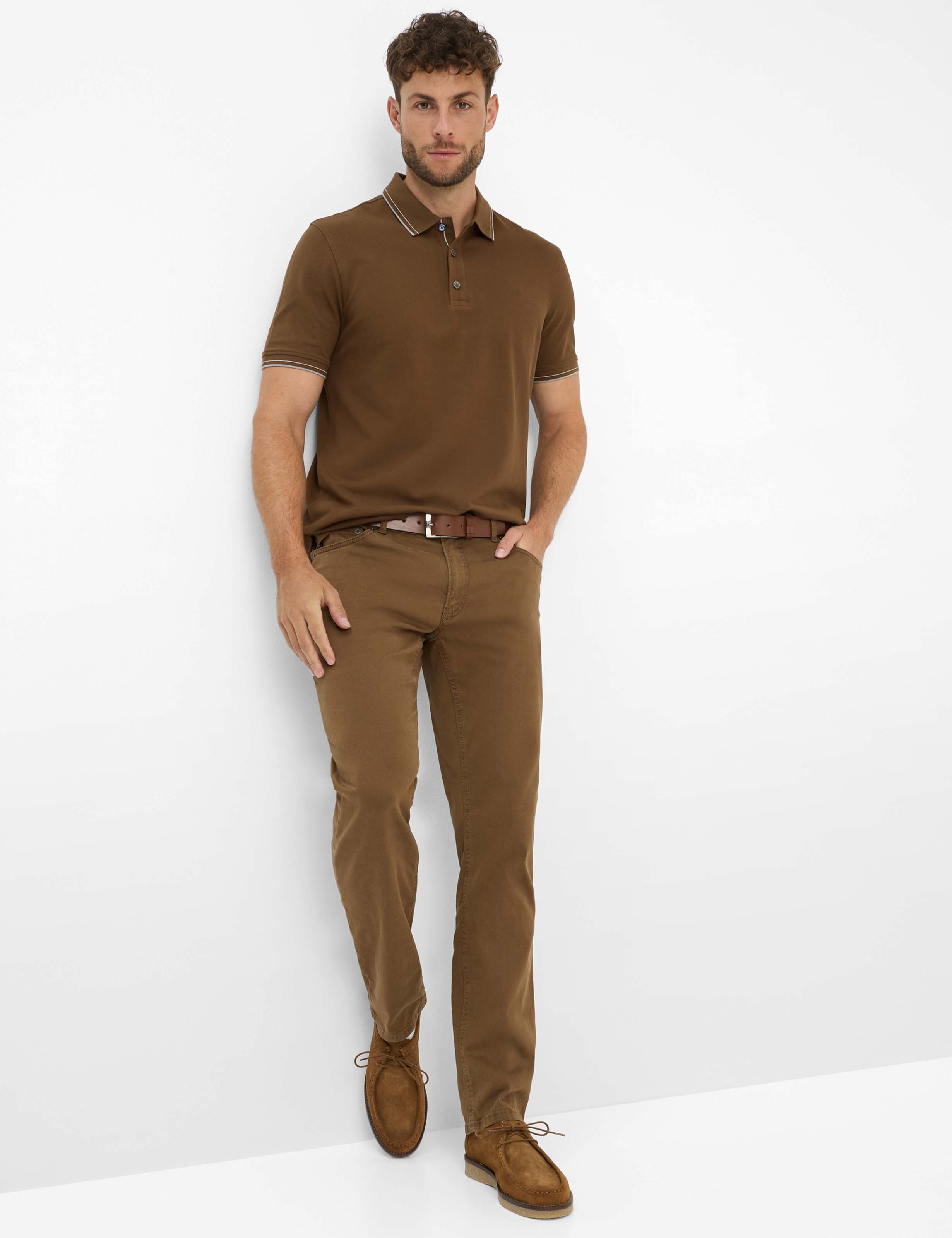 Herren Style CHUCK Dunkelbraun Modern Fit Model Outfit