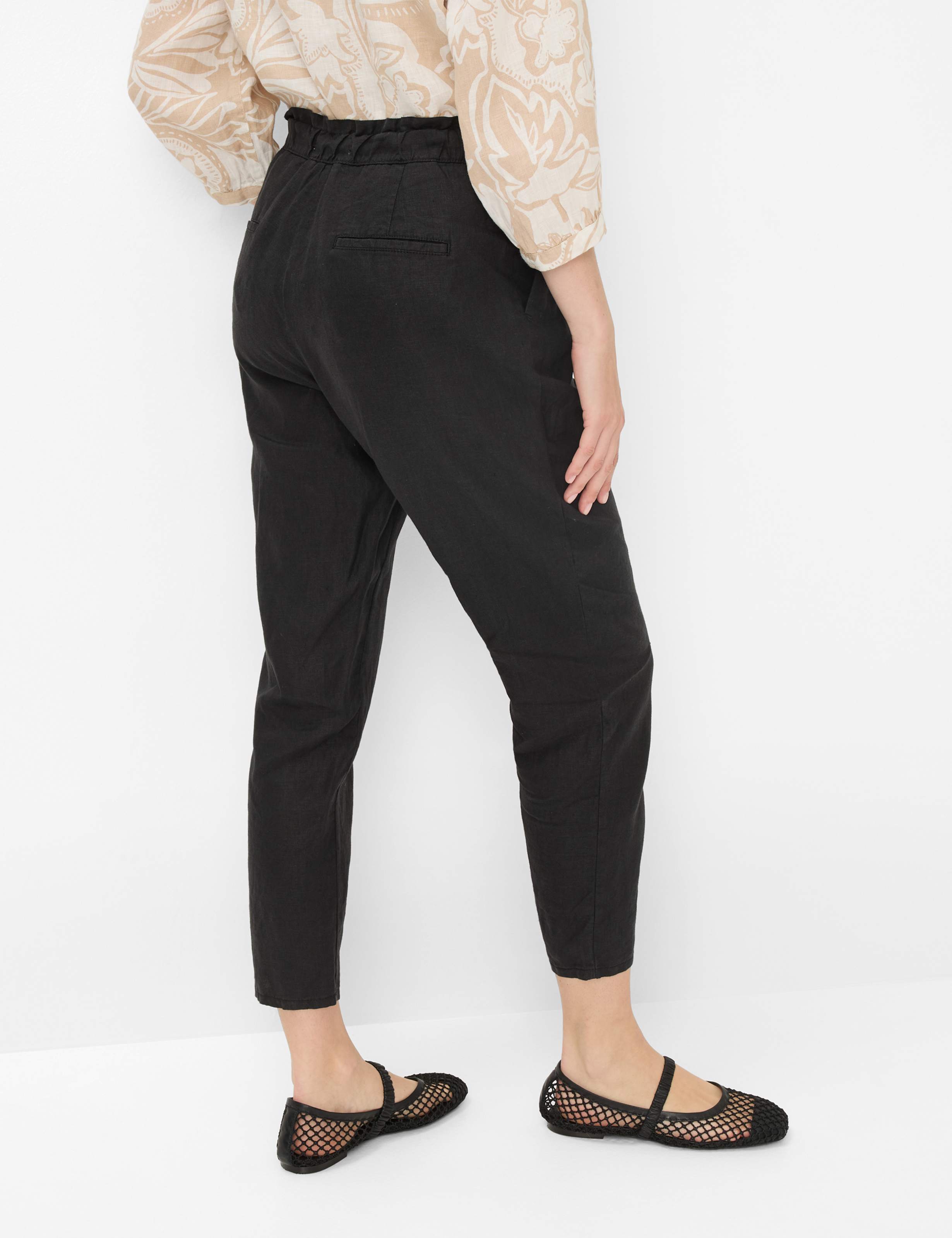 Damen Style MONA S Schwarz Relaxed Fit Model Rueck