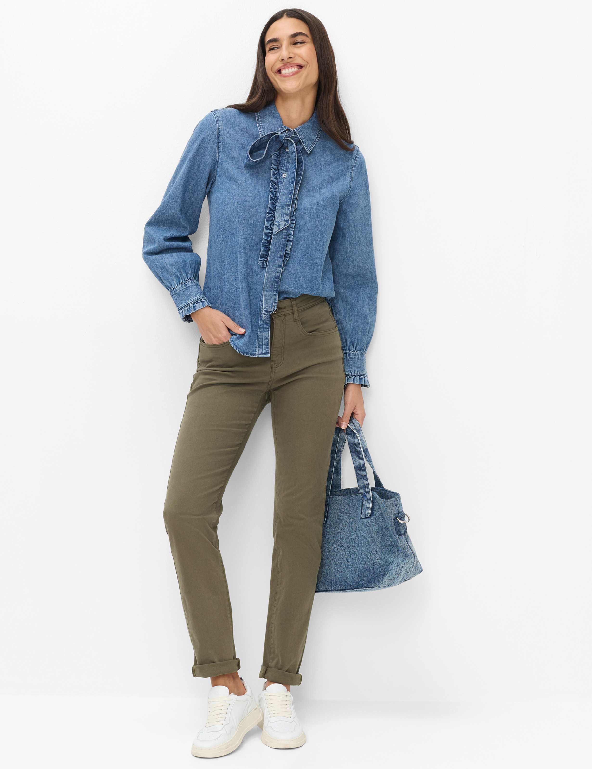 Femme Style CAROLA Denim Vert - Khaki Feminine Fit Tenue du mannequin