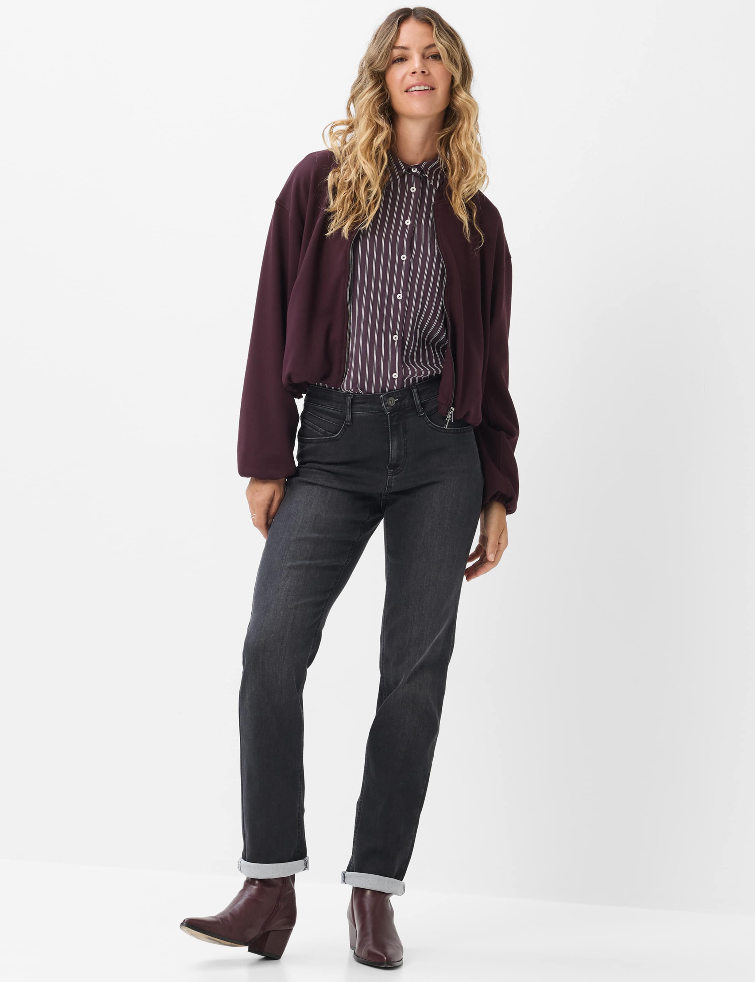 Femme Style CAROLA Denim Gris Foncé Feminine Fit Tenue du mannequin
