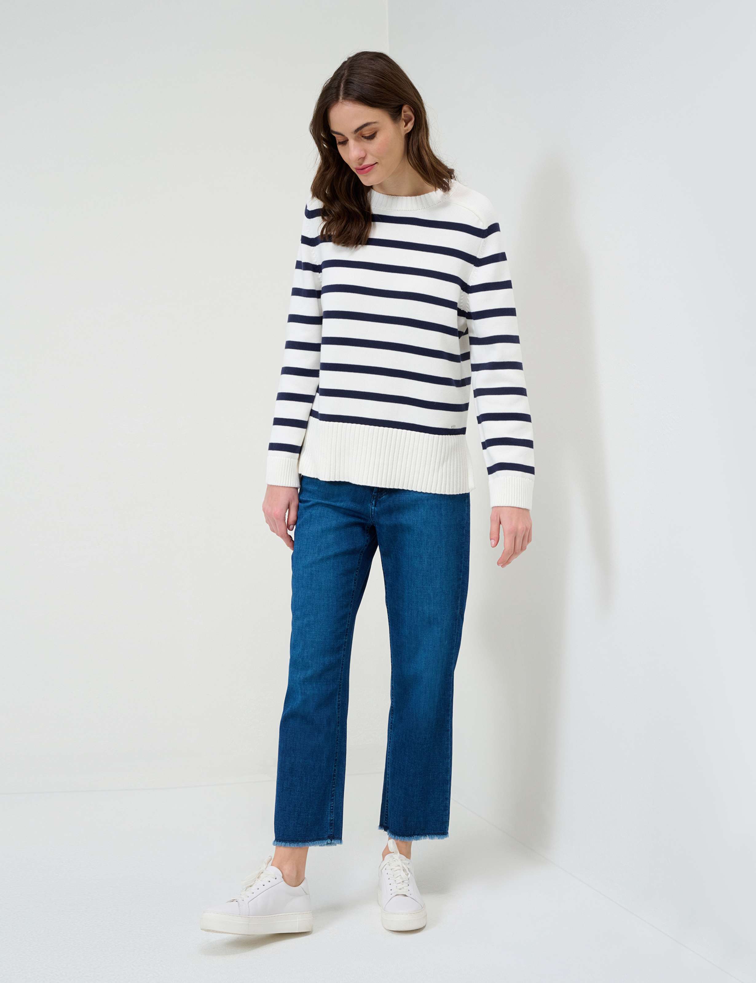 Women Style LIA indigo  Model Outfit