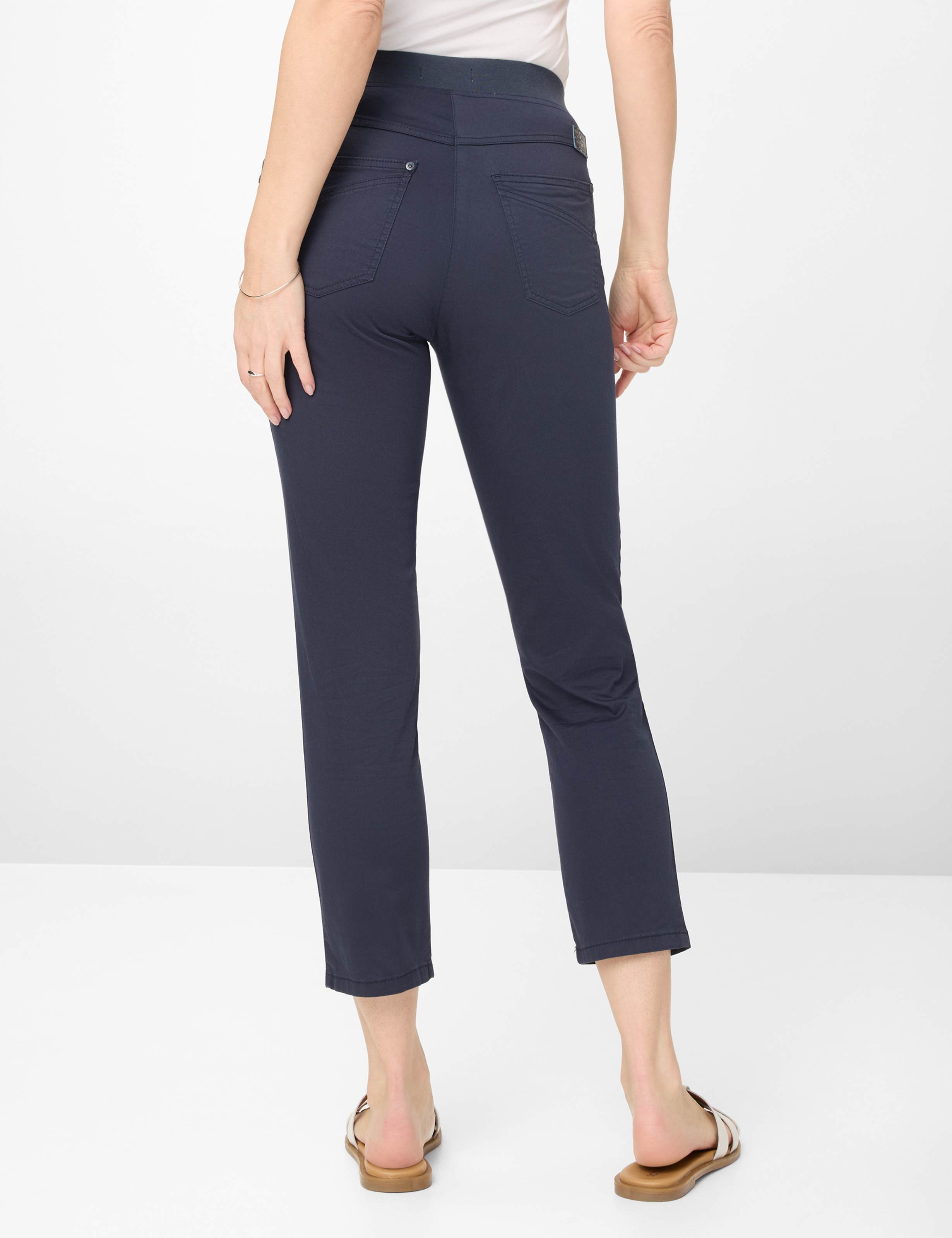 Damen Style PAMINA 6/8 Dunkelblau Slim Fit Model Rueck