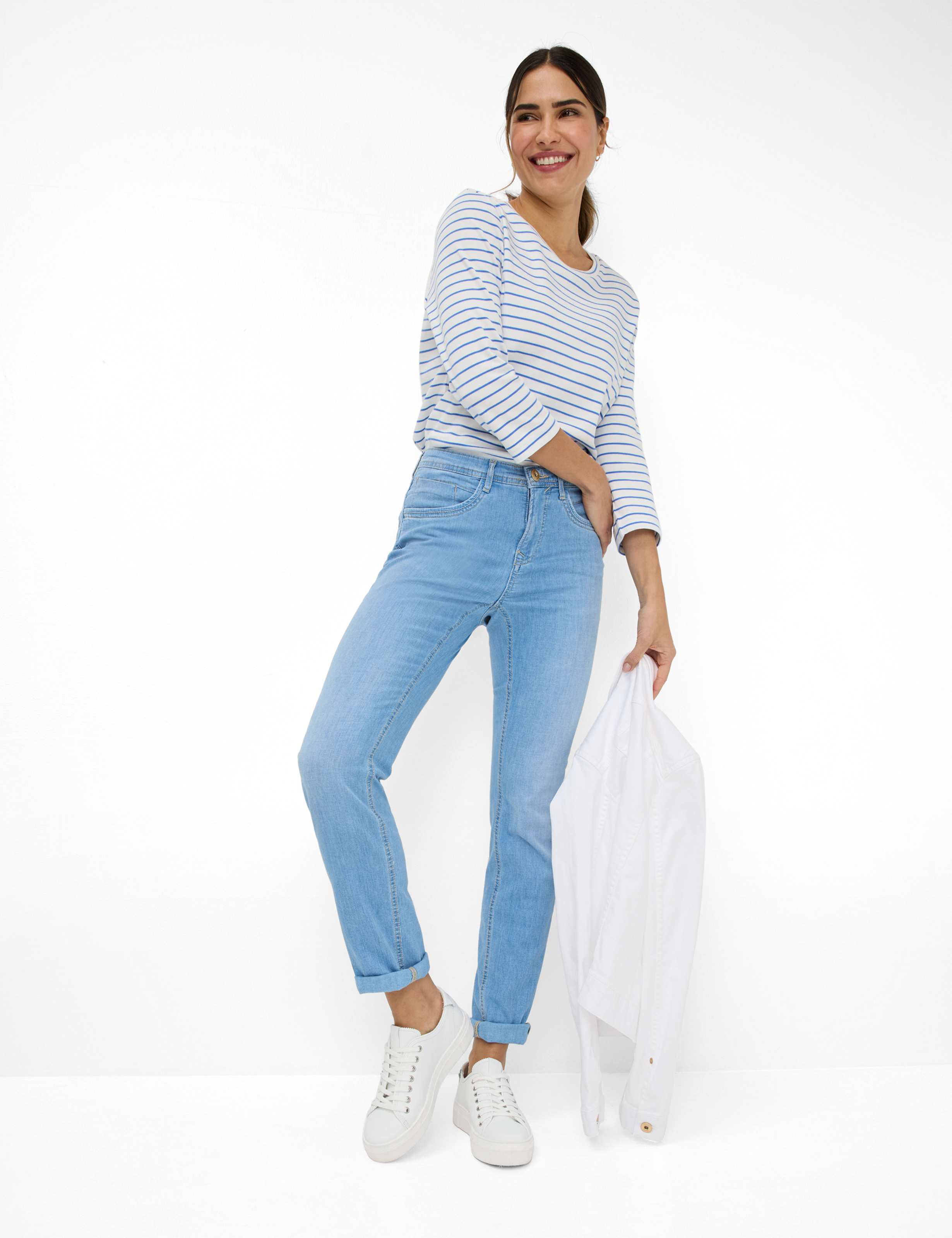 Damen Style CAROLA Denim Hellblau Feminine Fit Model Outfit