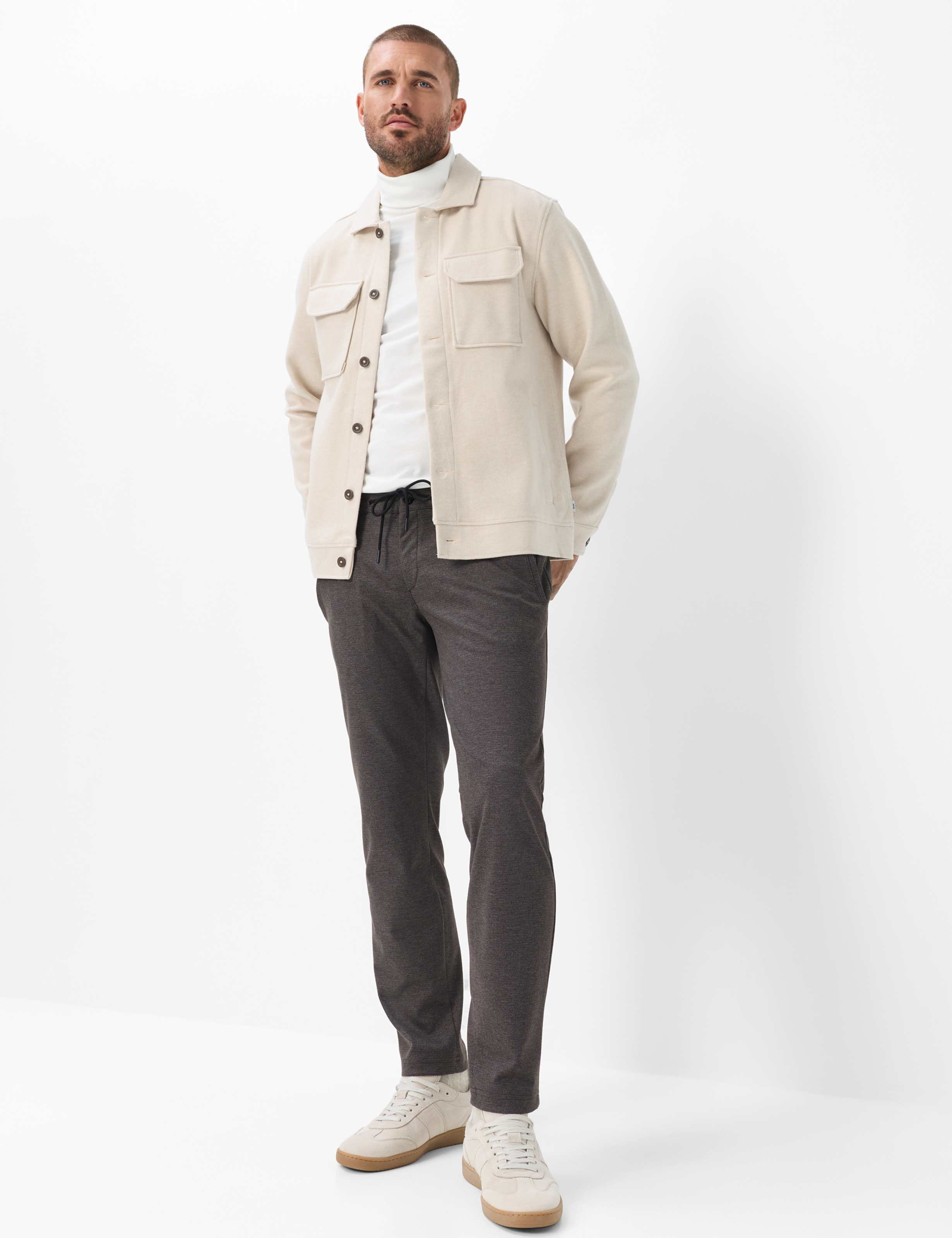 Herren Style PHIL Dunkelbraun Tapered Fit Model Outfit
