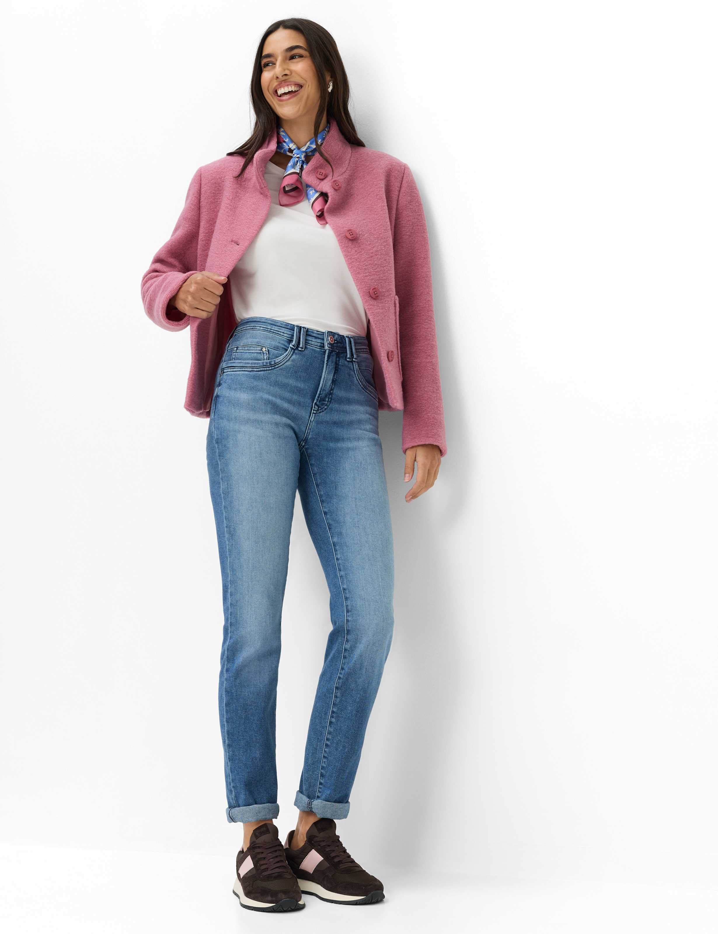 Femme Style CAROLA Denim Bleu Clair Feminine Fit Tenue du mannequin