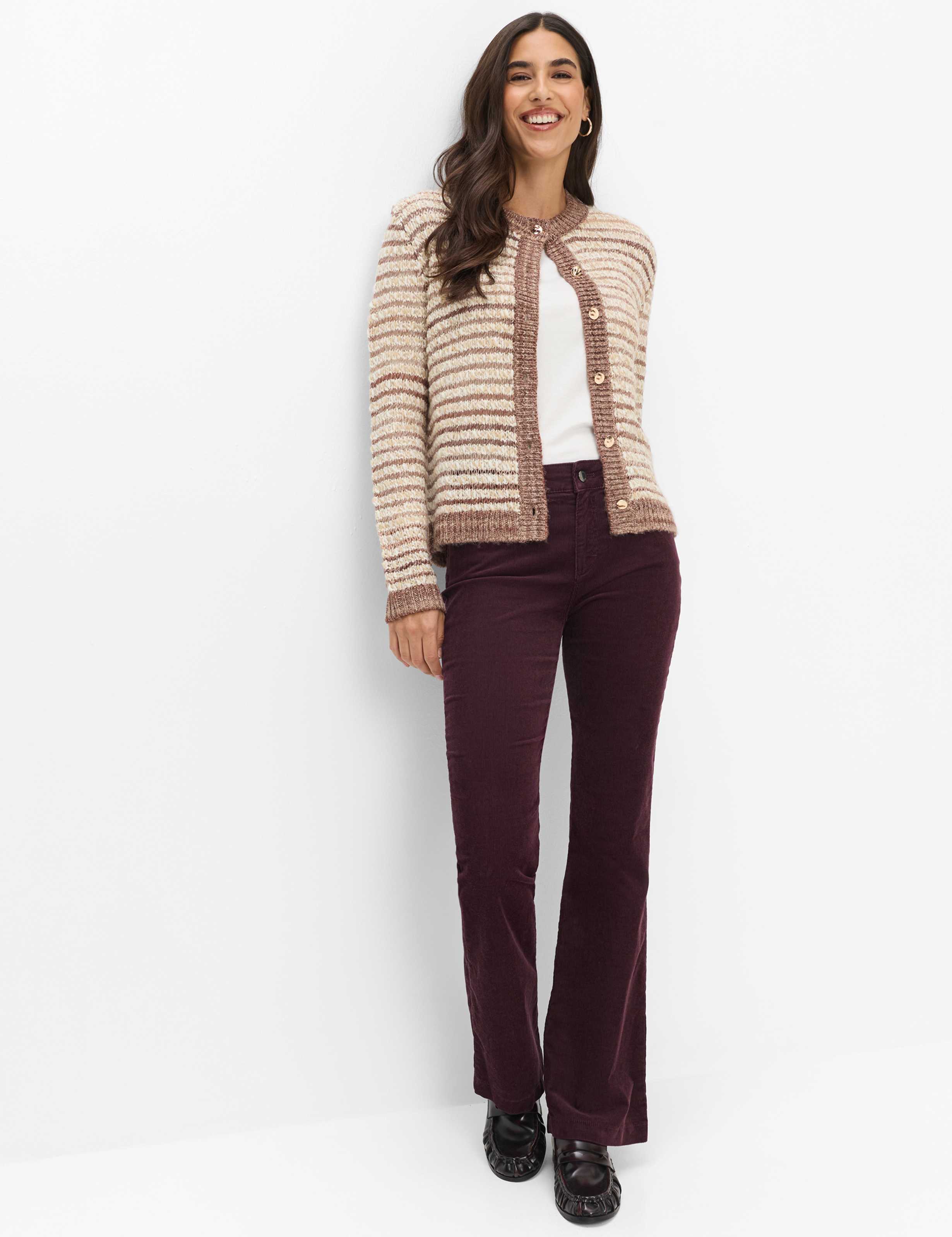 Femme Style SHAKIRA Violette Foncé Slim Fit Tenue du mannequin
