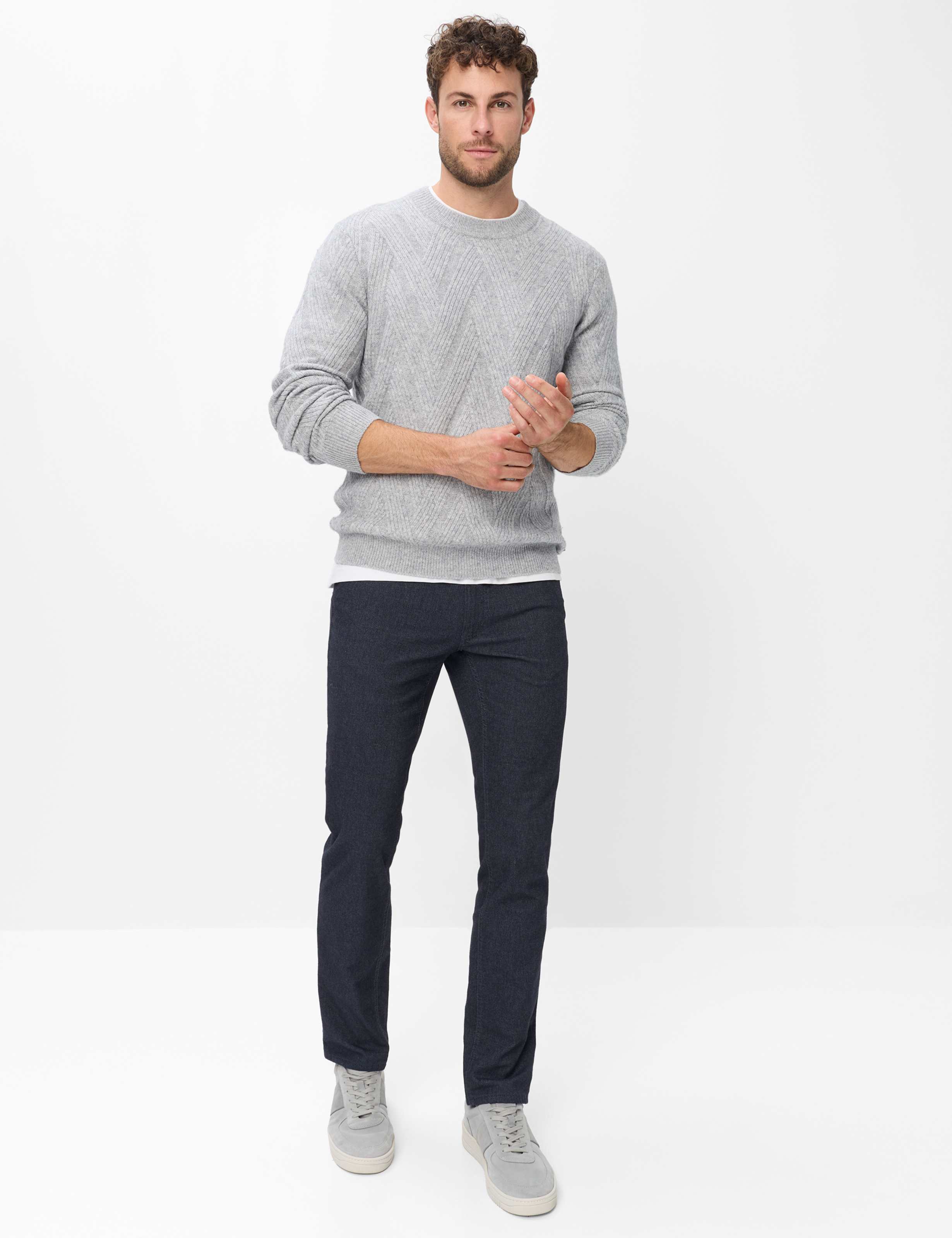 Herren Style CHUCK Dunkelblau Modern Fit Model Outfit