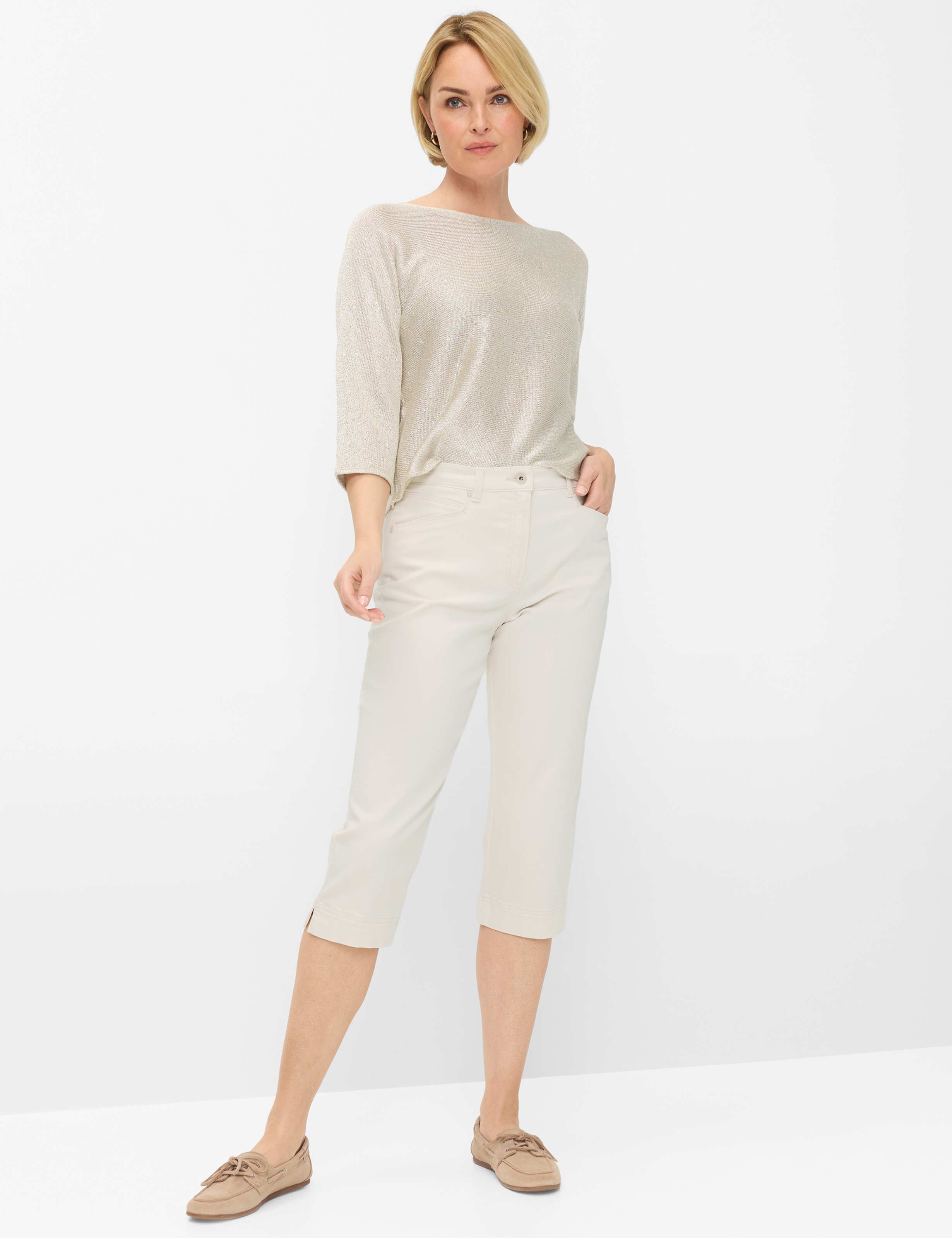 Femme Style CAREN CAPRI Denim Blanc Crème Comfort Plus Fit Tenue du mannequin