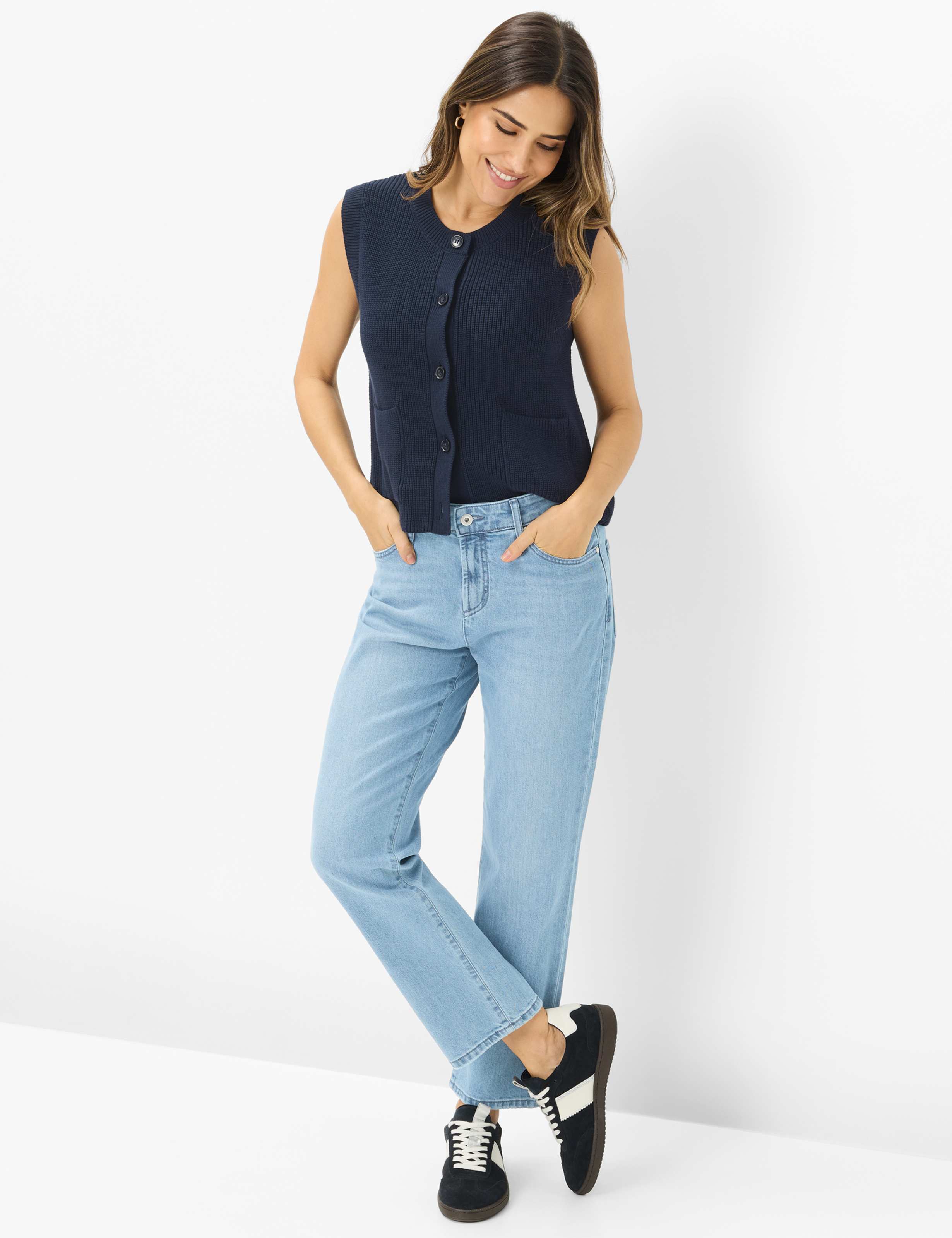 Damen Style MADISON S Denim Hellblau Straight Fit Model Outfit