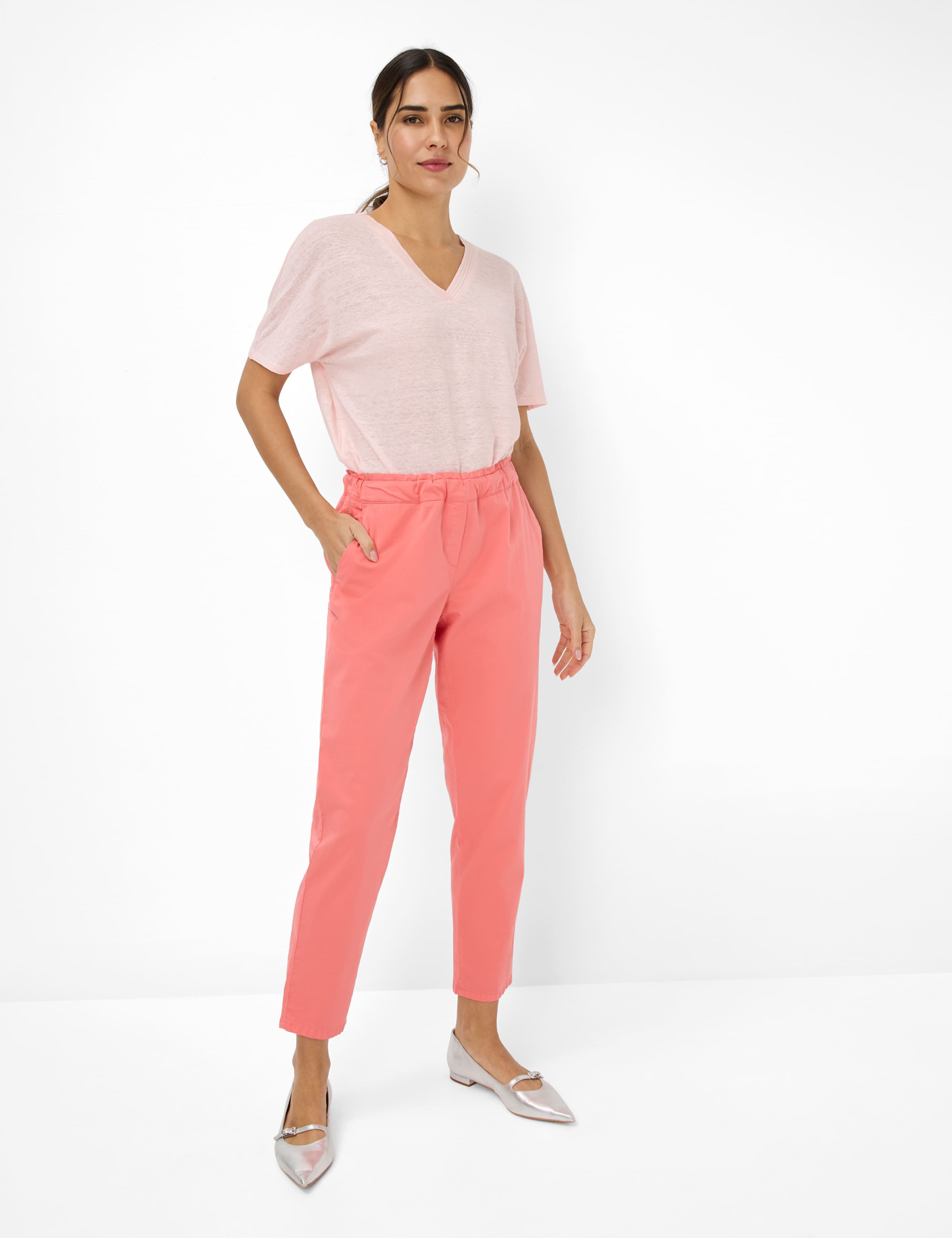 Damen Style MONA S Hellrot Relaxed Fit Model Outfit
