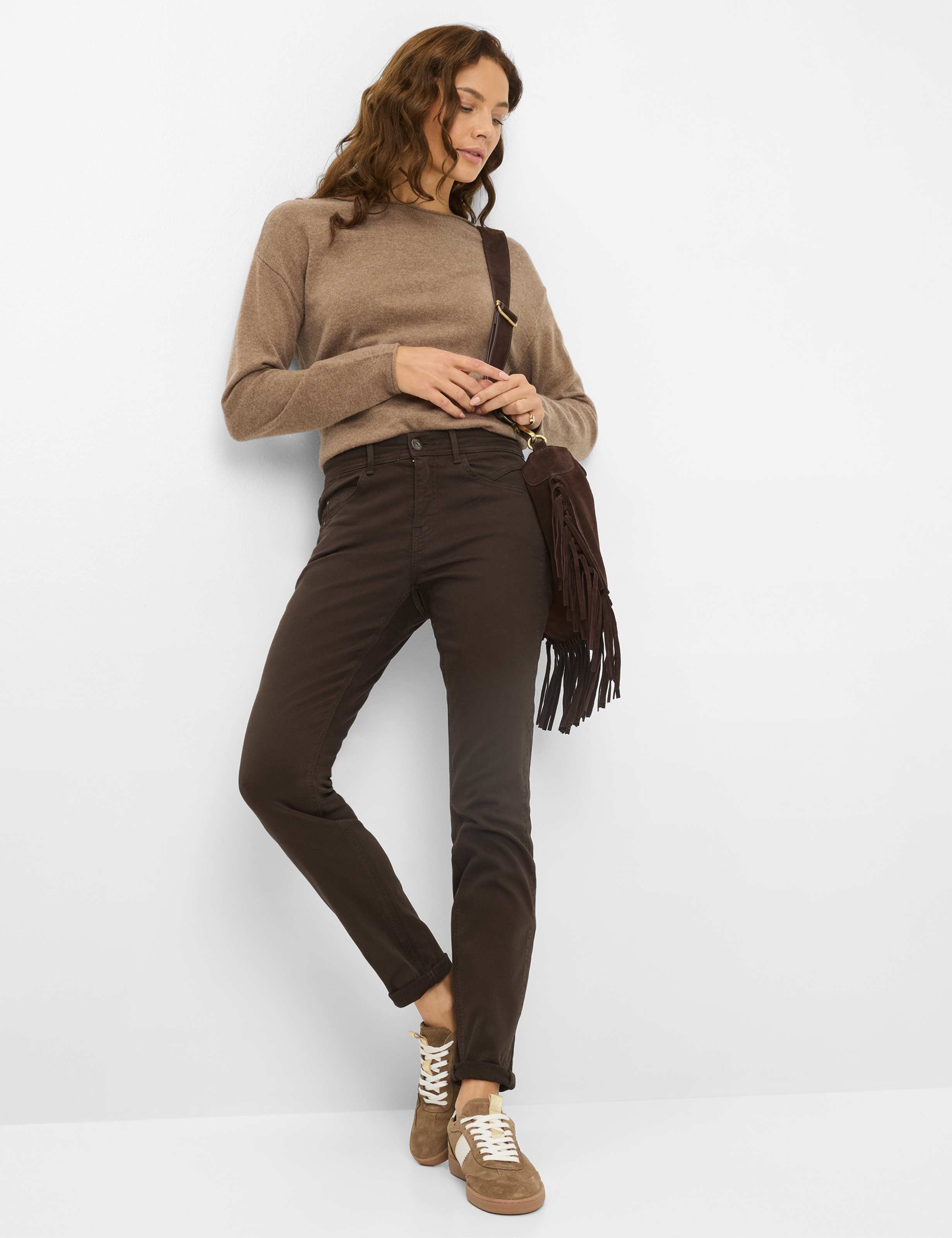 Damen Style SHAKIRA Denim Dunkelbraun Slim Fit Model Outfit