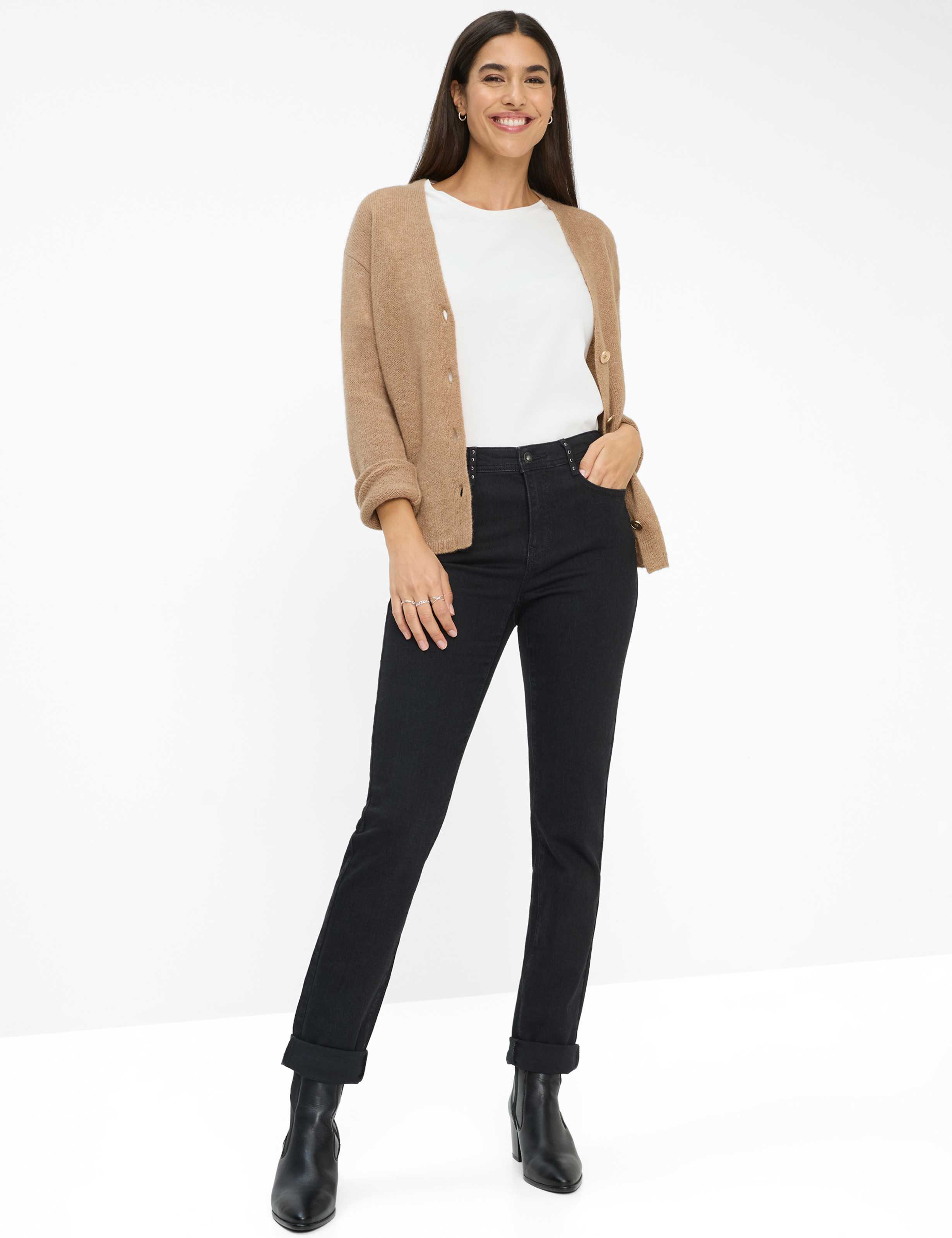 Damen Style CAROLA Denim Schwarz Feminine Fit Model Outfit