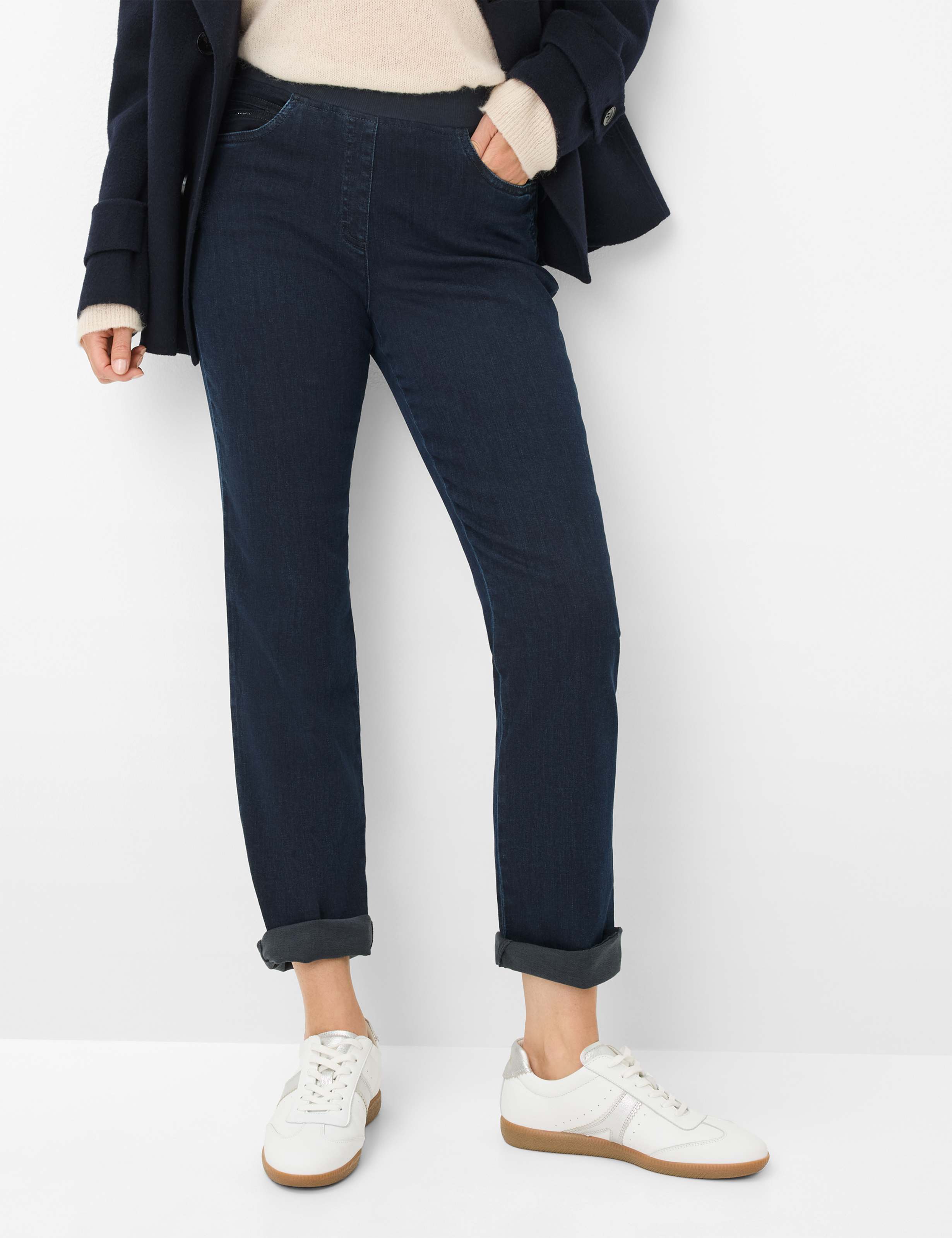 Femme Style CARINA Denim Bleu Foncé Comfort Plus Fit Devant mannequin