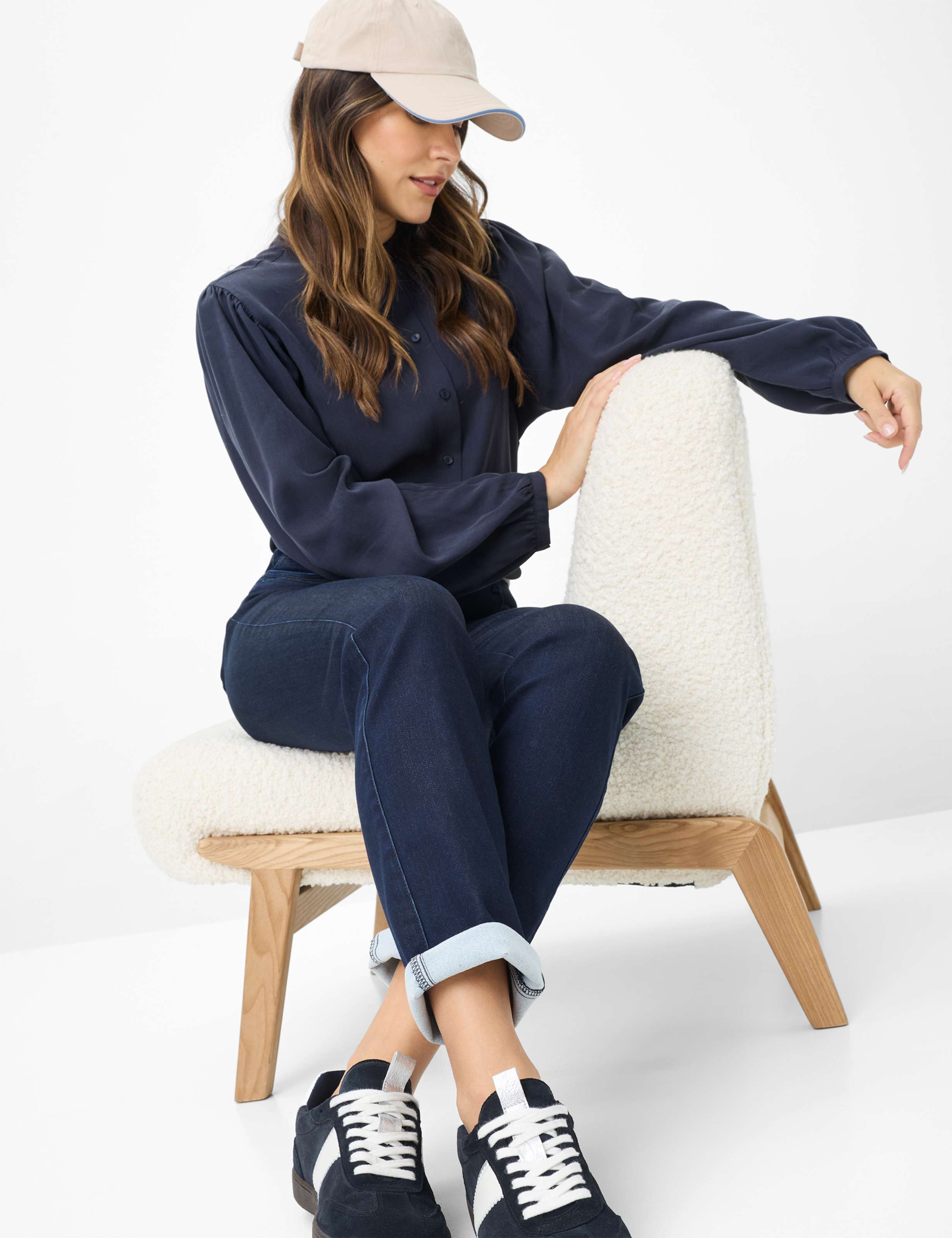 Women Style CAROLA Denim Dark Blue Feminine Fit Detail 1