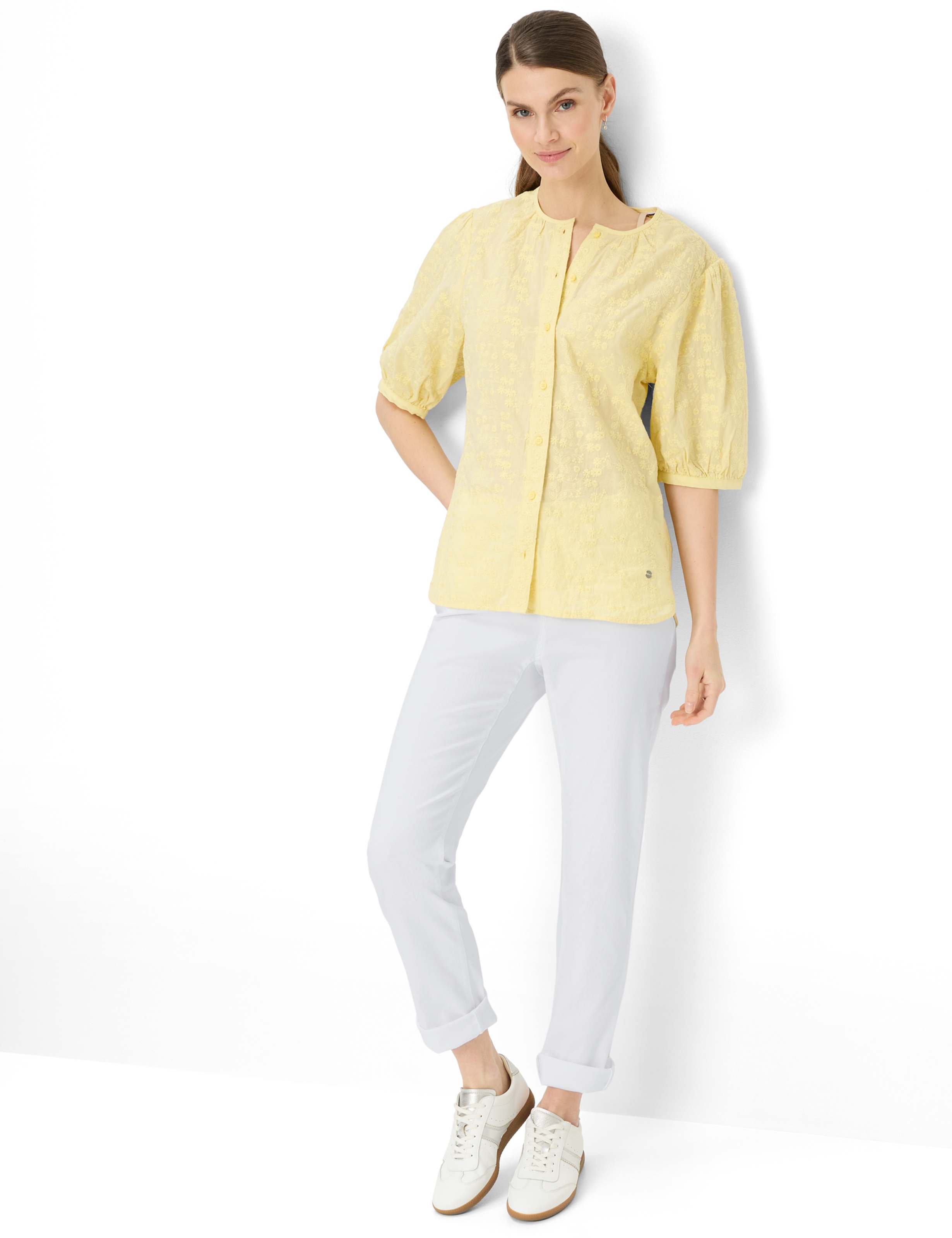 Femme Style CAROLA Denim Blanc Feminine Fit Tenue du mannequin